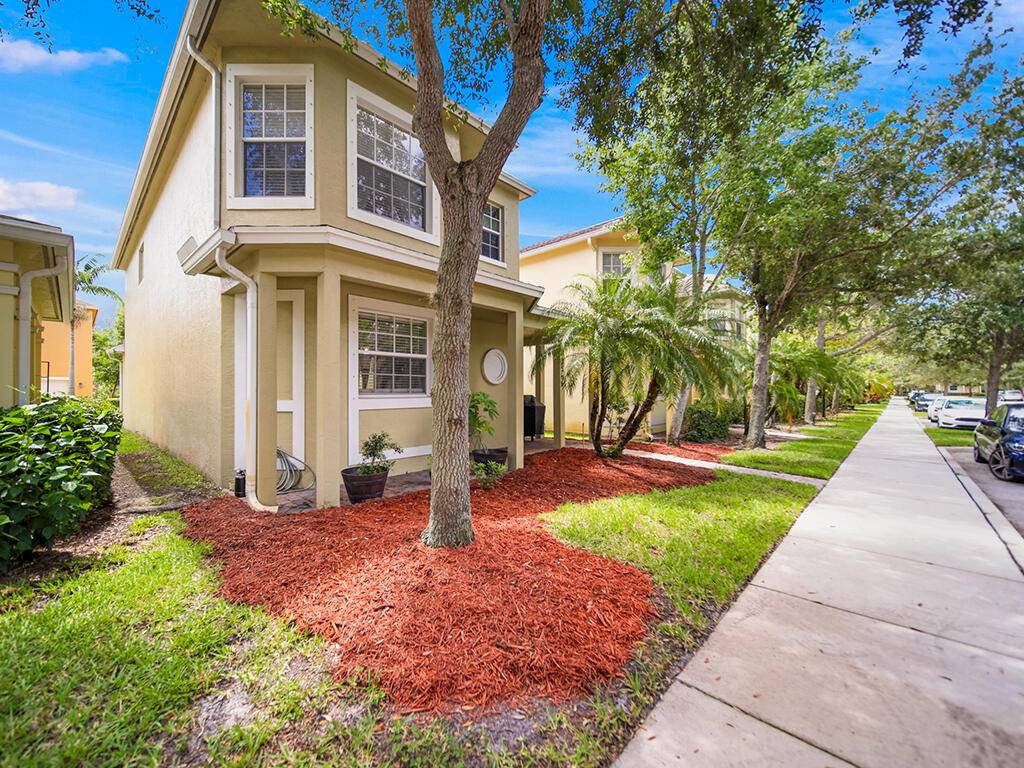 Port Saint Lucie, FL 34952,2566 SE Pineland DR