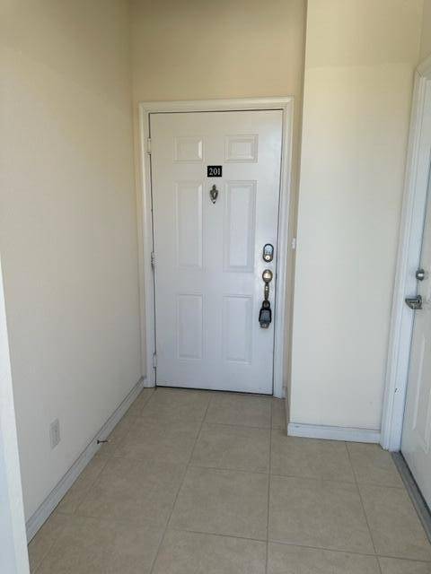 Jupiter, FL 33458,425 Greenwich CIR 201