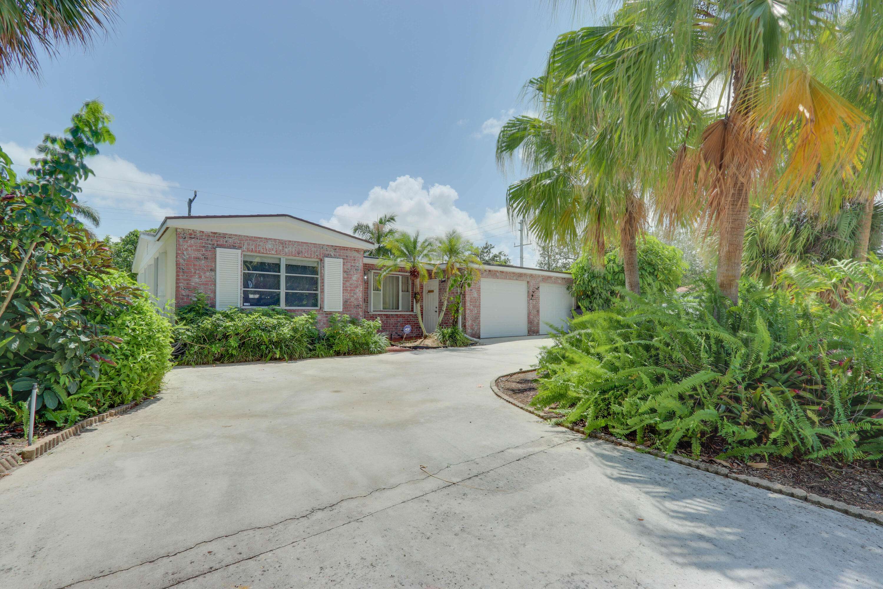West Palm Beach, FL 33405,250 Santa Lucia DR
