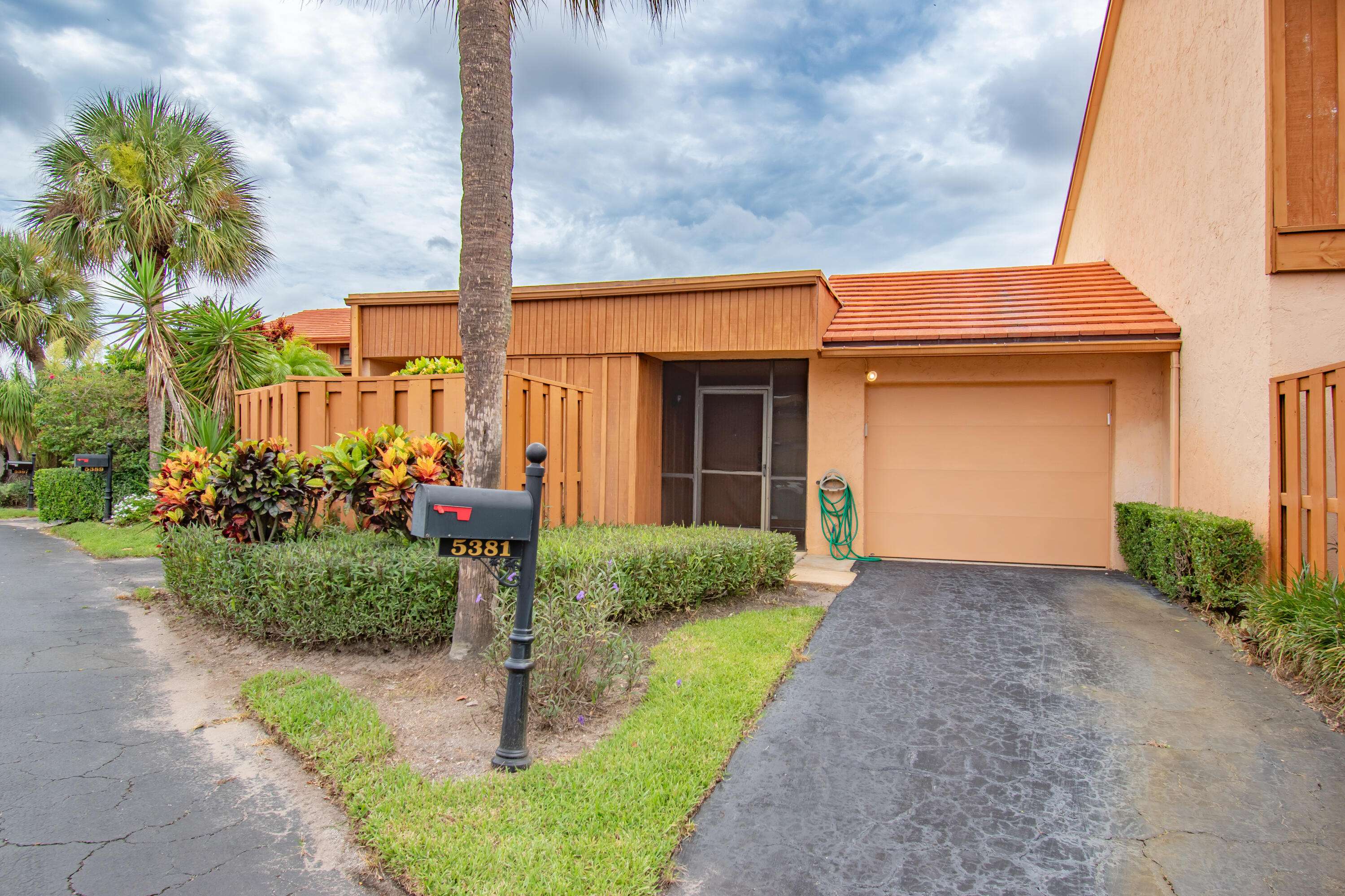 Boynton Beach, FL 33437,5381 Stonybrook LN