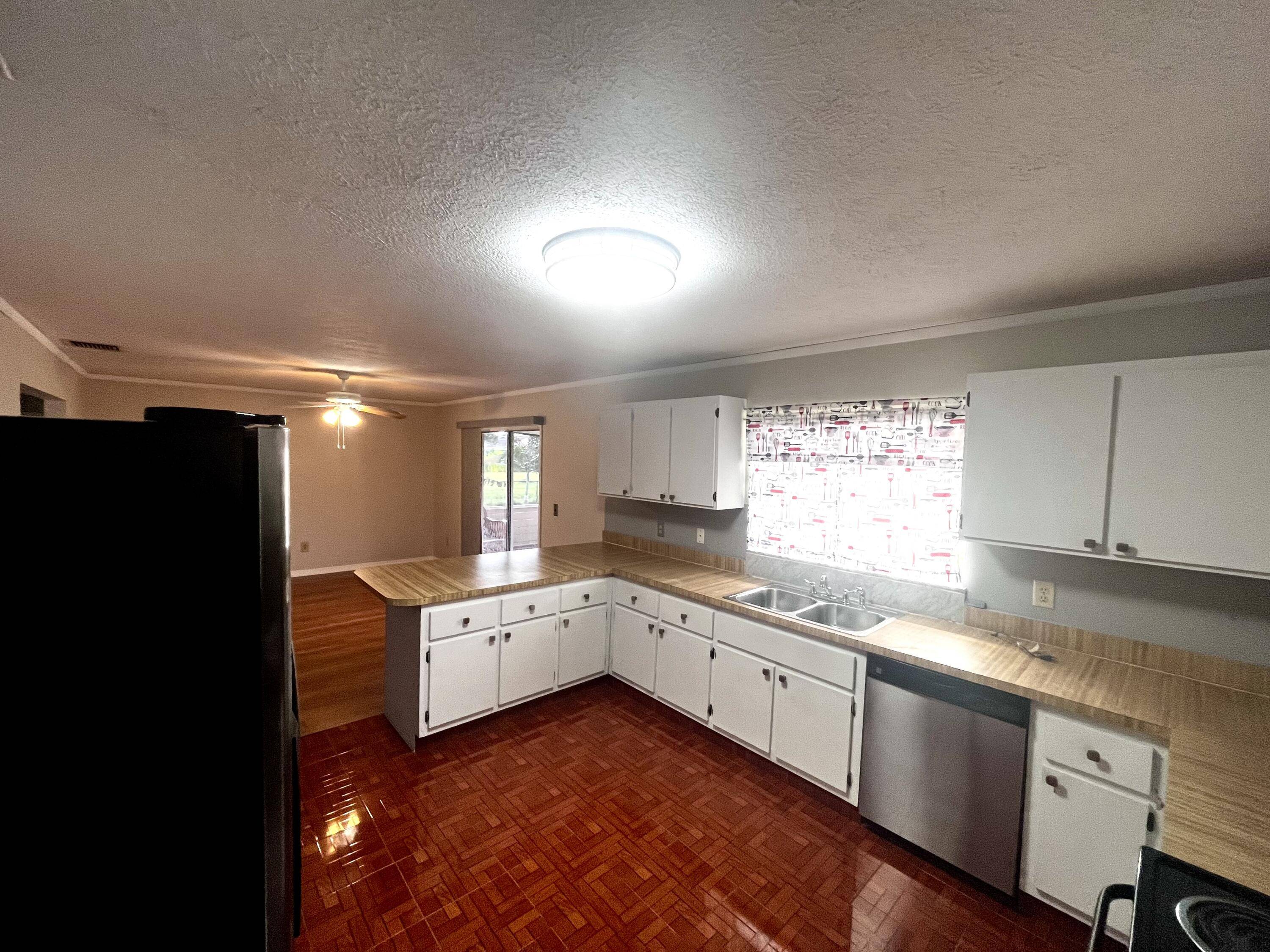 Port Saint Lucie, FL 34953,632 SE Port Saint Lucie BLVD