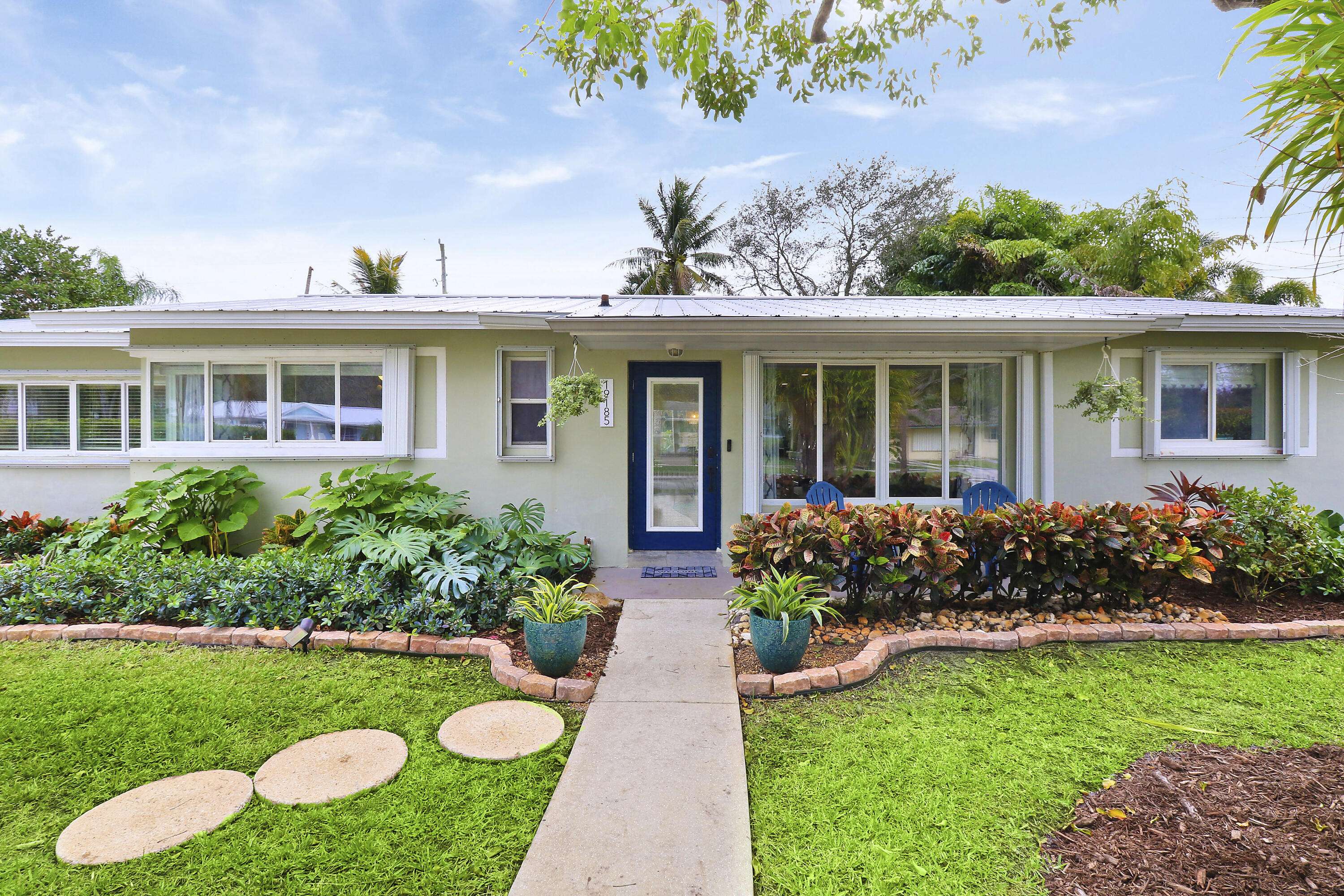 Tequesta, FL 33469,19185 SE Southgate Drive