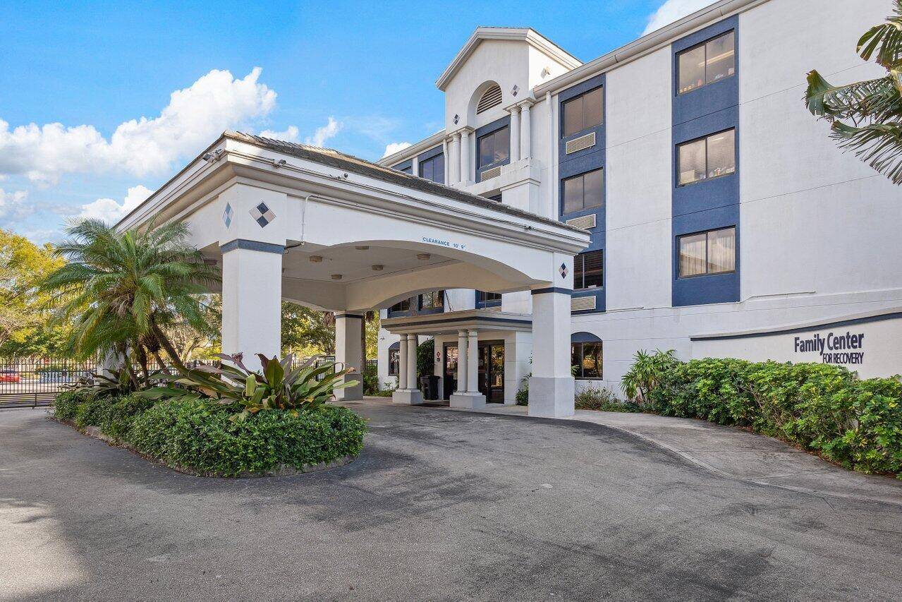 Lantana, FL 33462,7051 Seacrest BLVD
