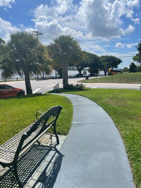 Lake Worth Beach, FL 33461,302 Lake Osborne DR 20