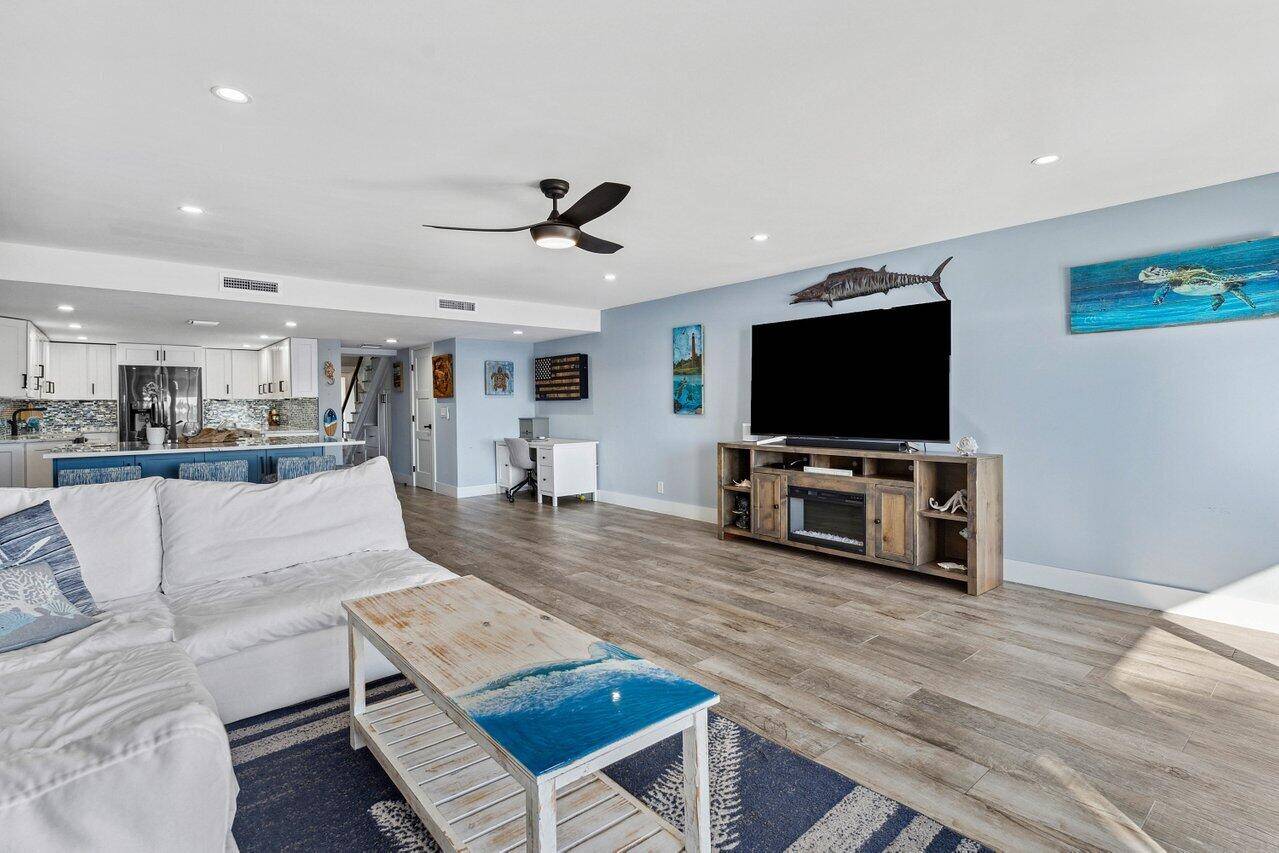 Lantana, FL 33462,230 Sunrise AVE 103