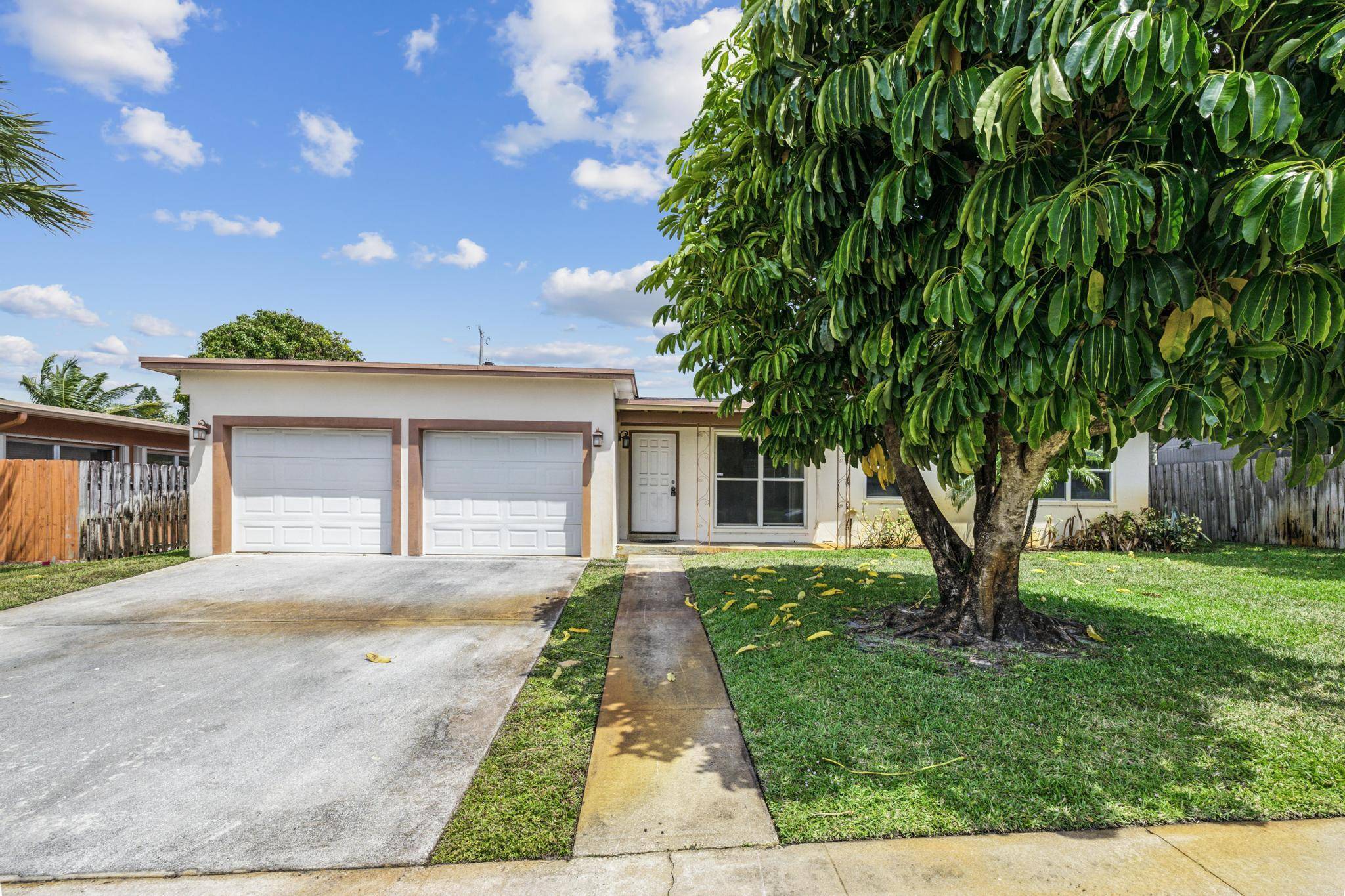 Lantana, FL 33462,1015 W Drew ST