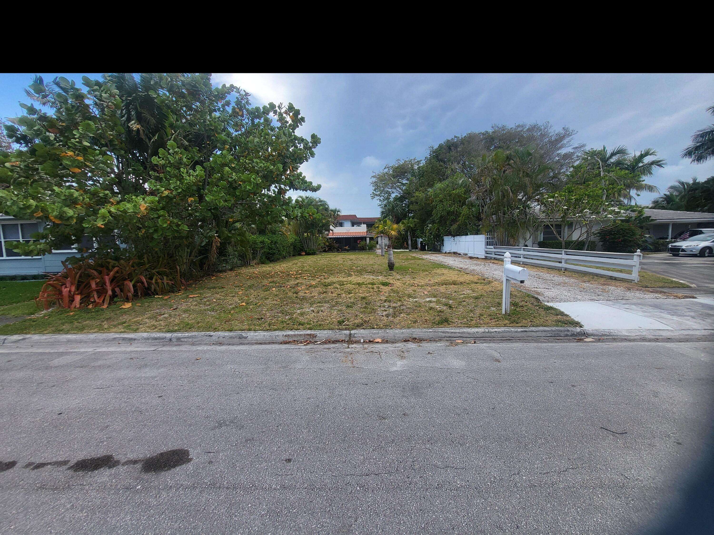 Lake Worth Beach, FL 33460,927 S Palmway