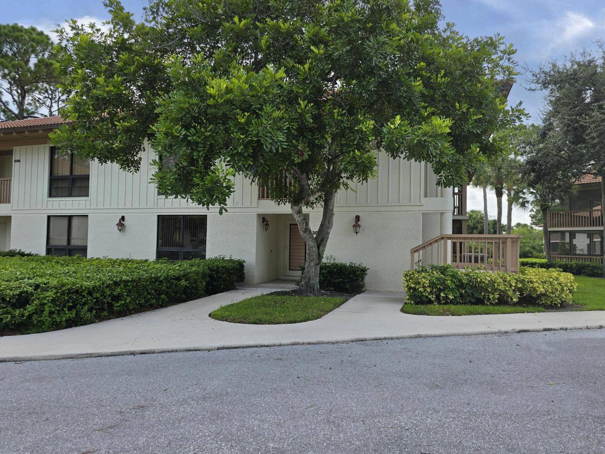 Palm Beach Gardens, FL 33418,300 Brackenwood CIR