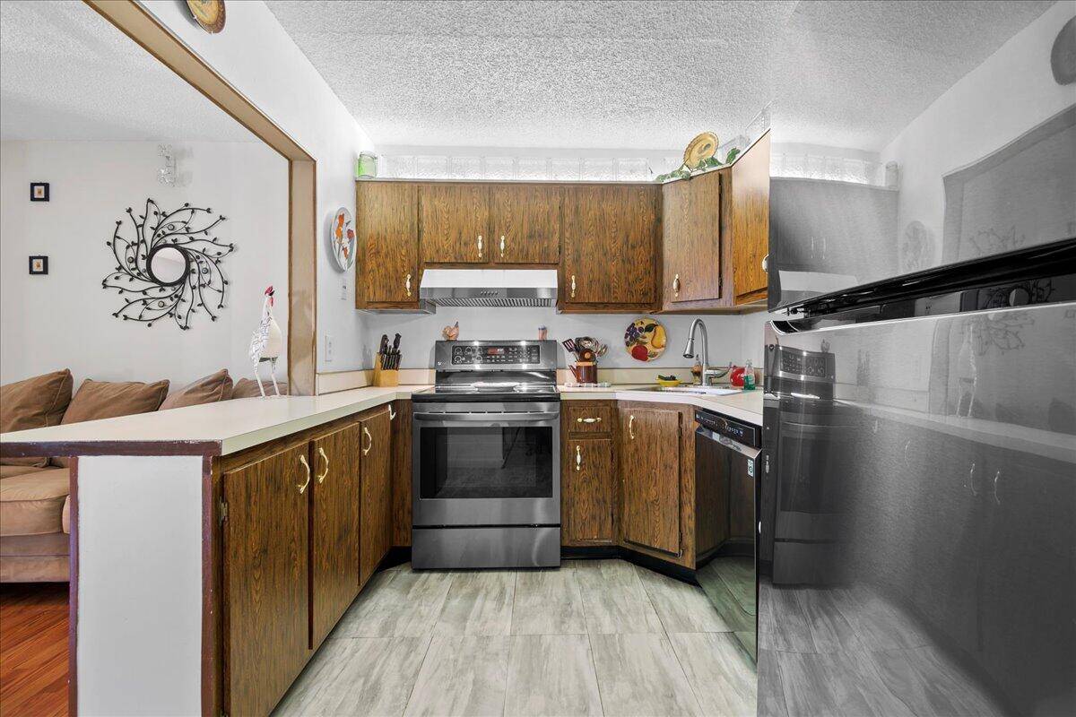 Greenacres, FL 33463,130 Lake Pine CIR B-1