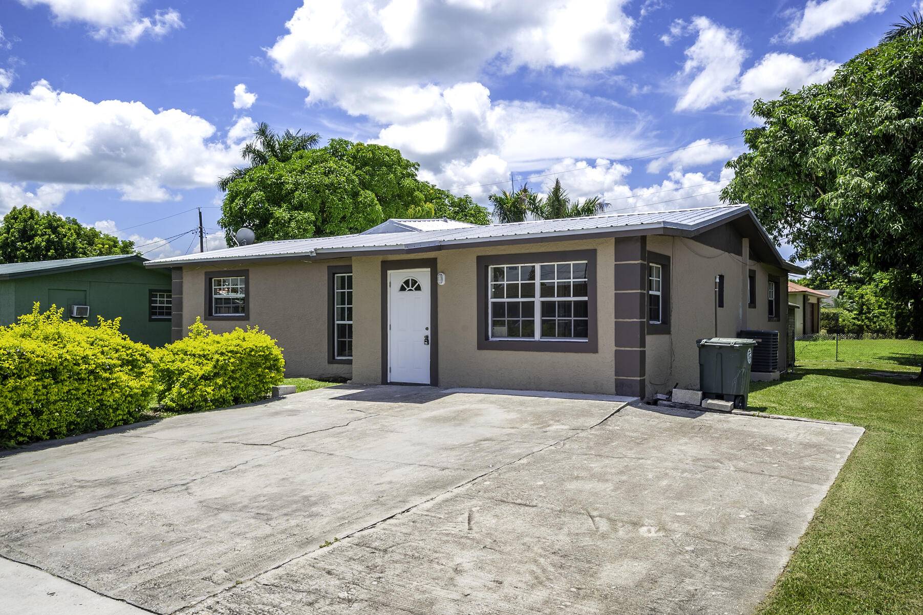 Belle Glade, FL 33430,612 SW 11th ST