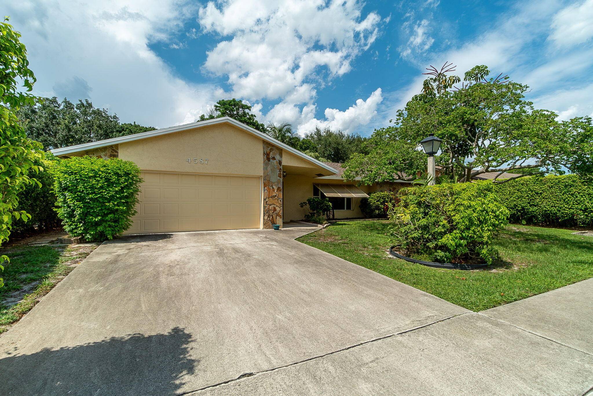 Lake Worth, FL 33463,4587 Blue Pine CIR