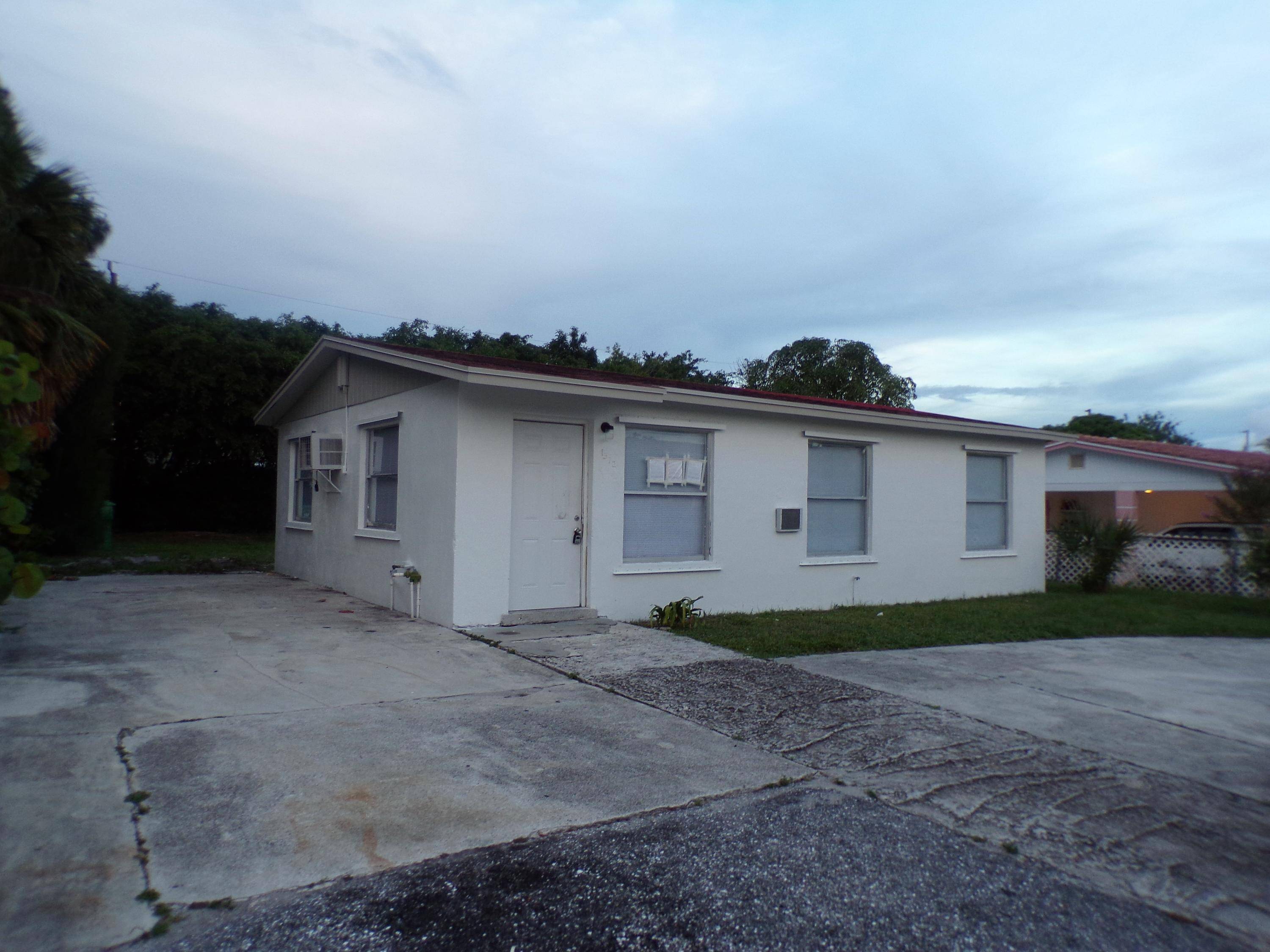 Riviera Beach, FL 33404,1572 W 31st ST