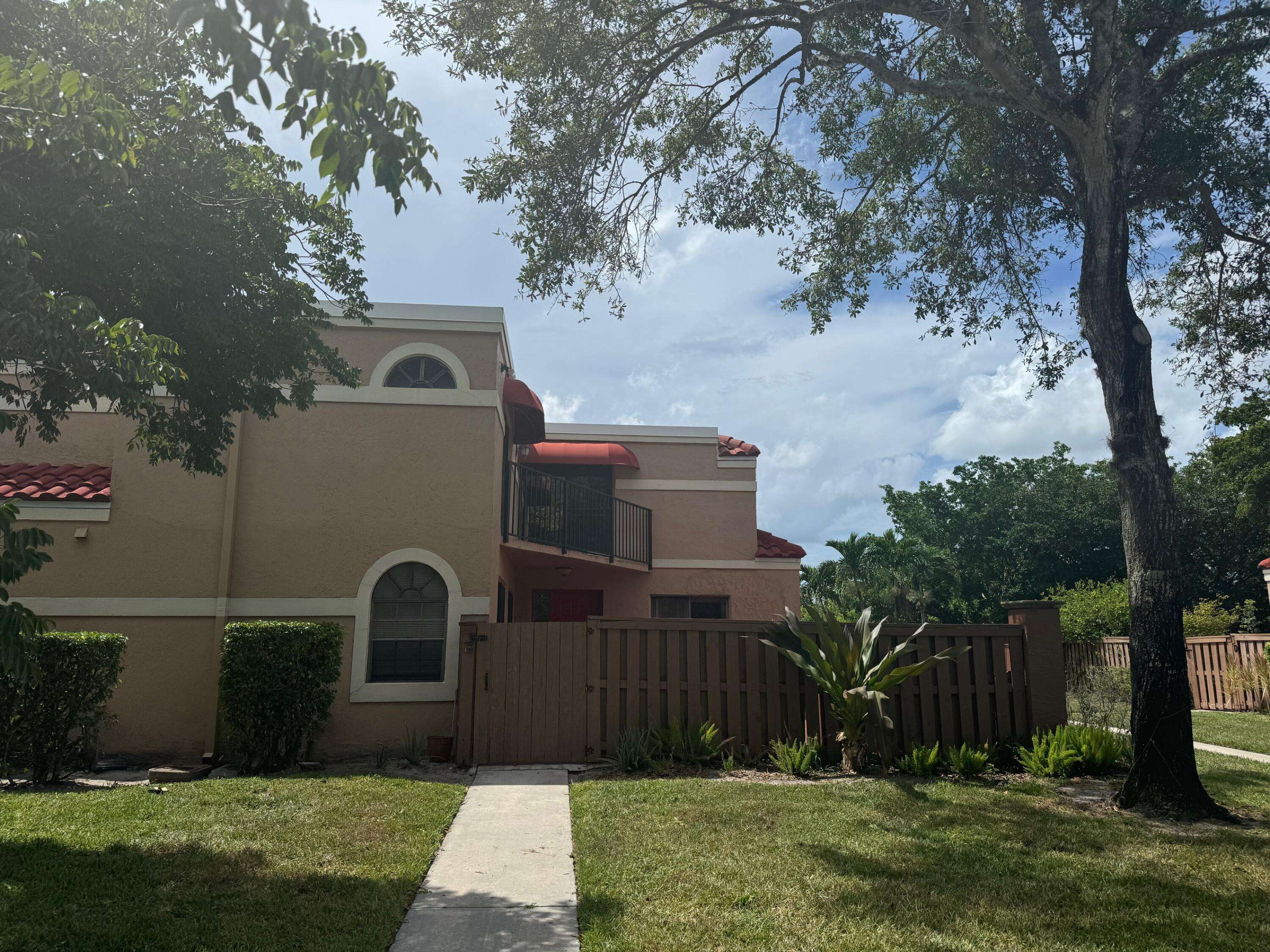 Boca Raton, FL 33433,8068 Severn DR B