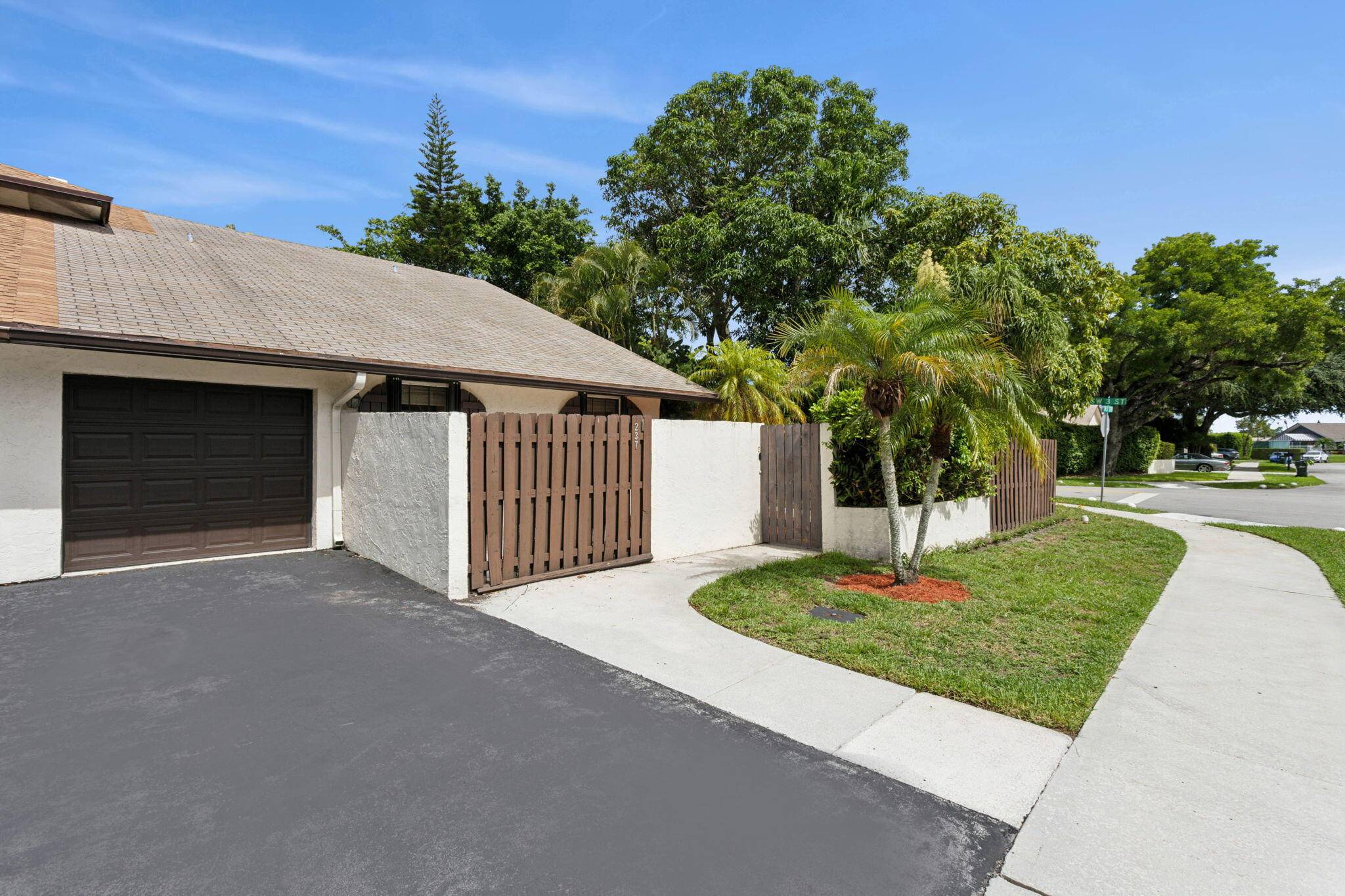 Delray Beach, FL 33445,237 SW 27th TER 0