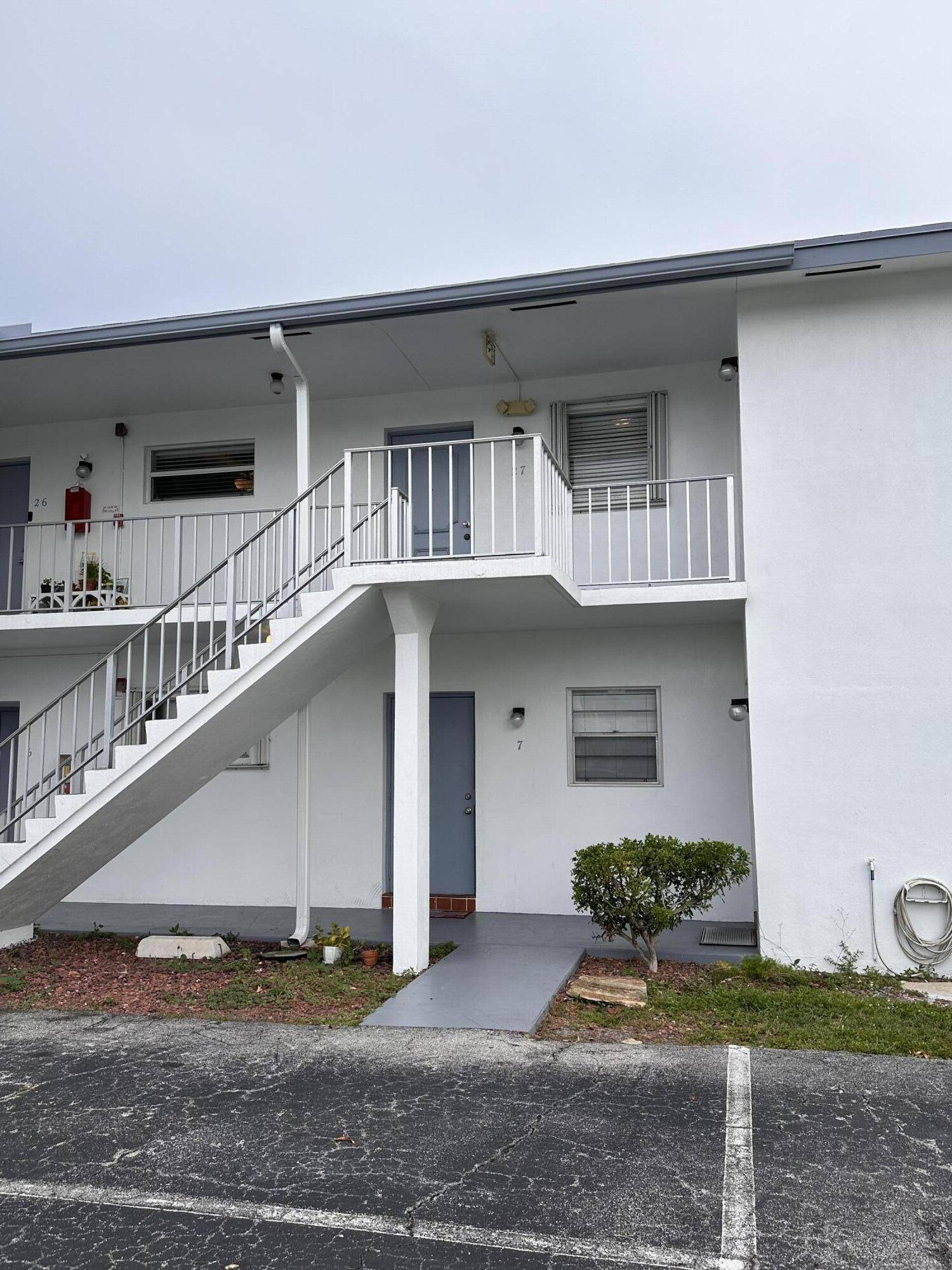 Lantana, FL 33462,420 W Palm ST 27