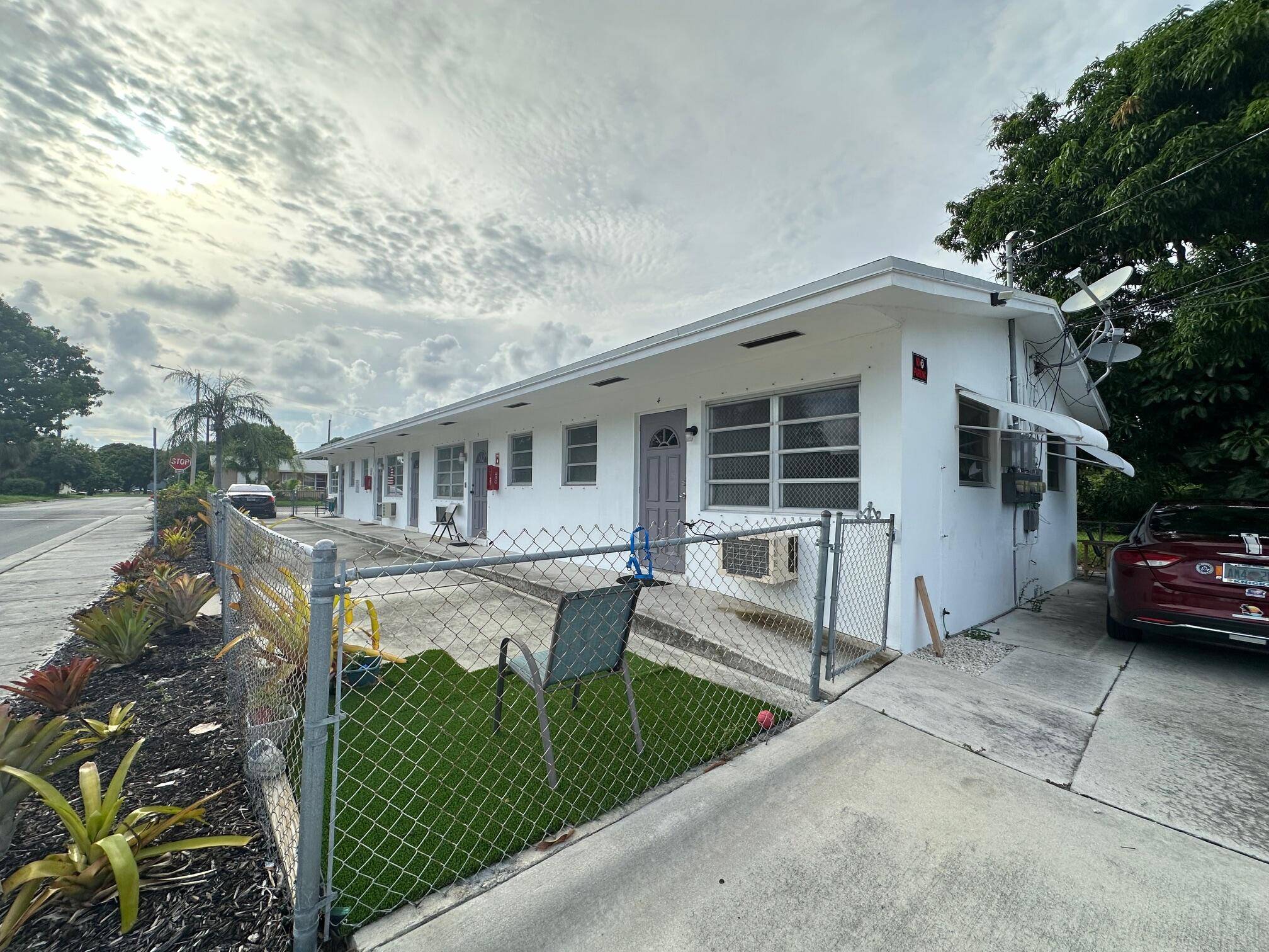 Lake Worth Beach, FL 33460,932 S B ST 1-4