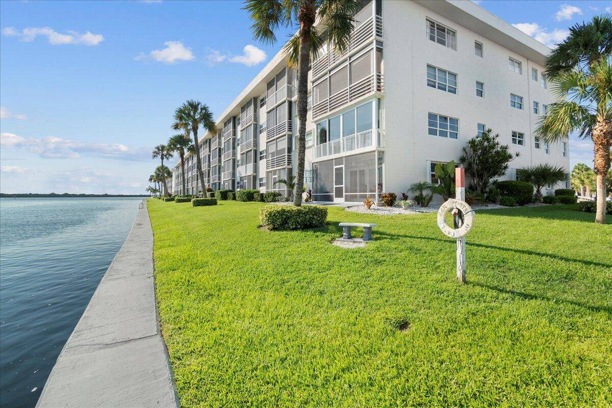 North Palm Beach, FL 33408,20 Yacht Club DR B104