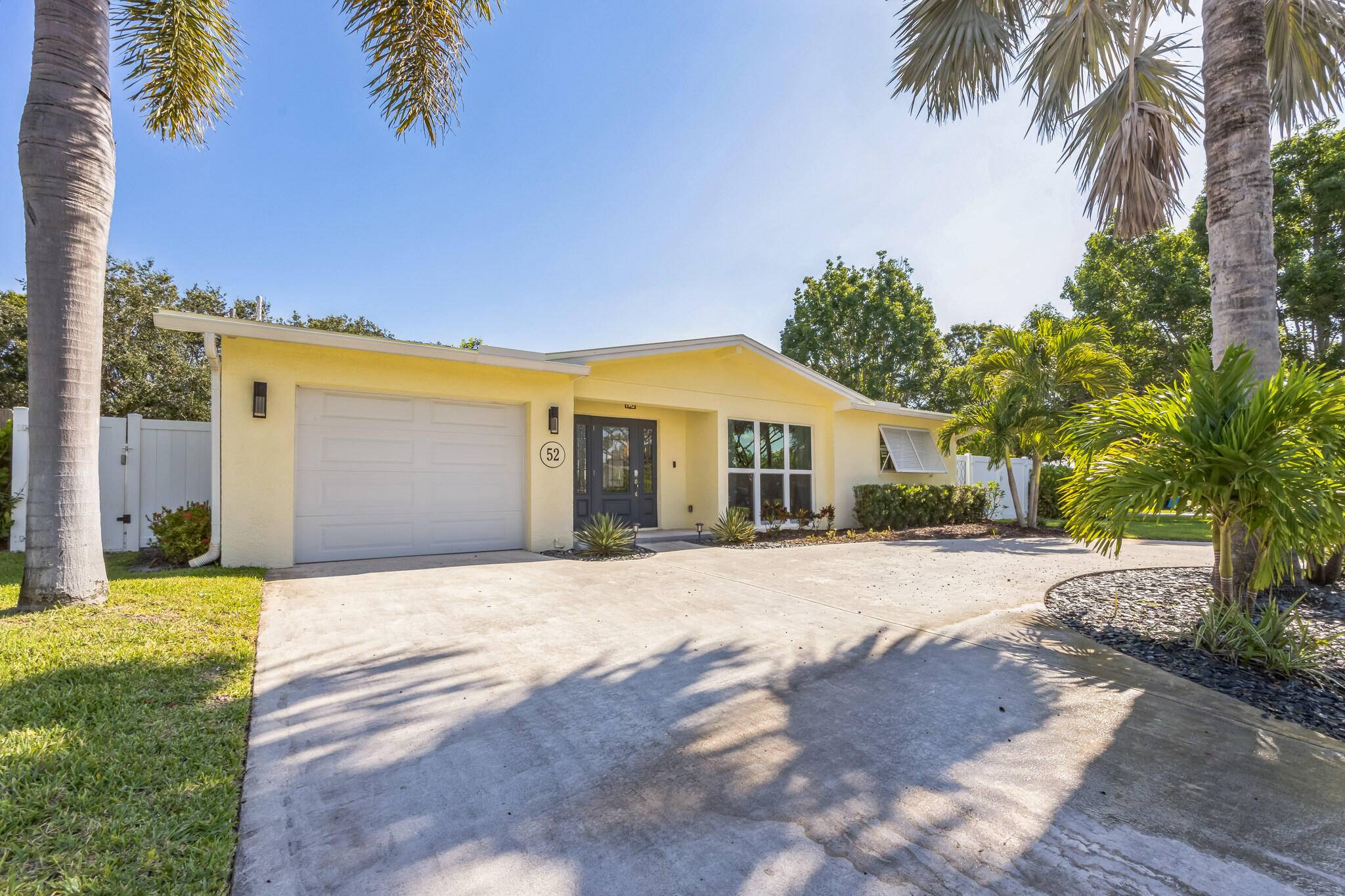 Tequesta, FL 33469,52 Azalea CIR