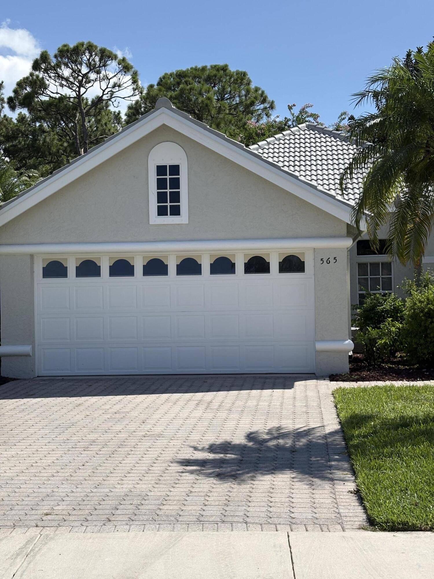 Port Saint Lucie, FL 34986,565 SW New Castle CV