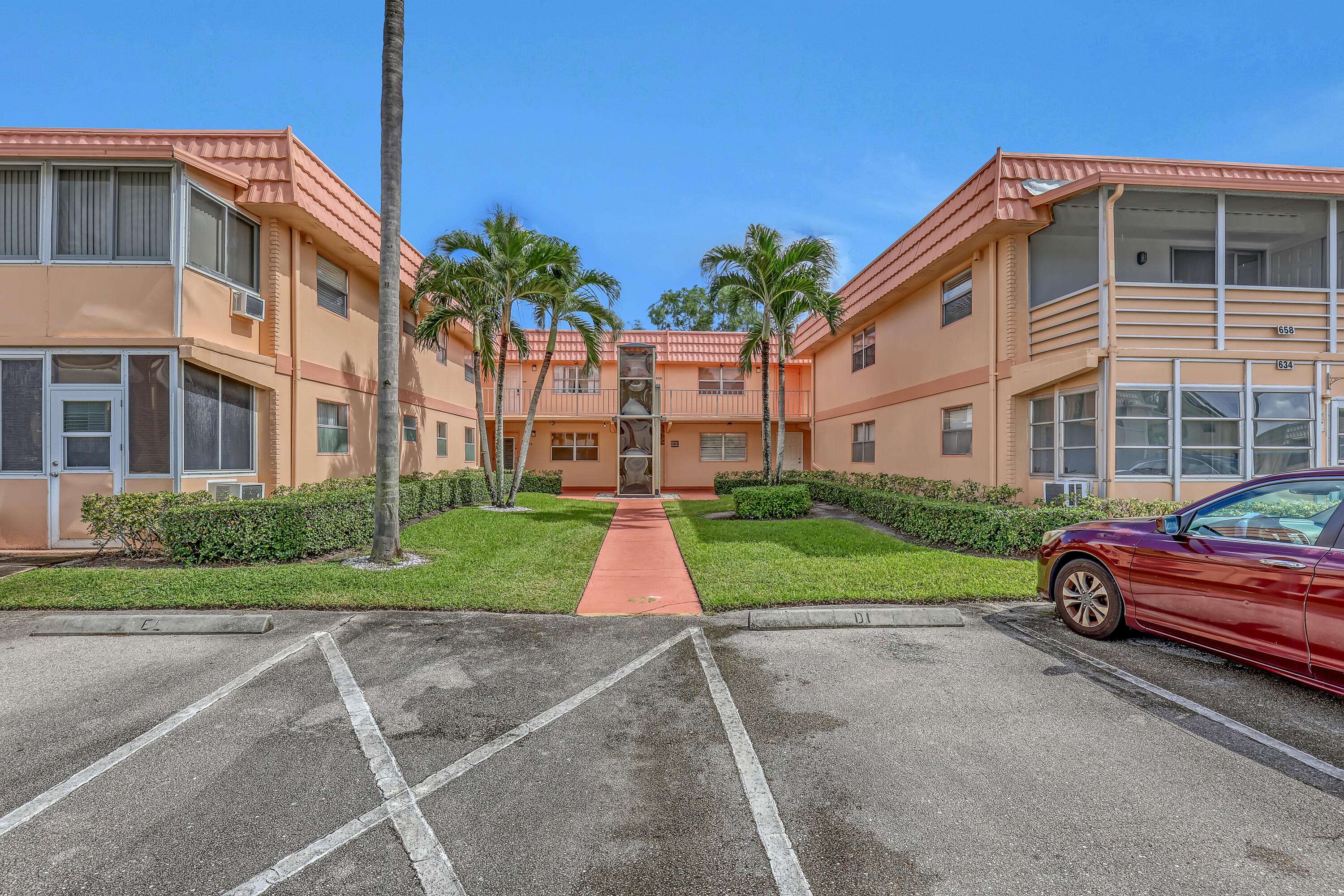 Delray Beach, FL 33446,658 N N Saxony PL