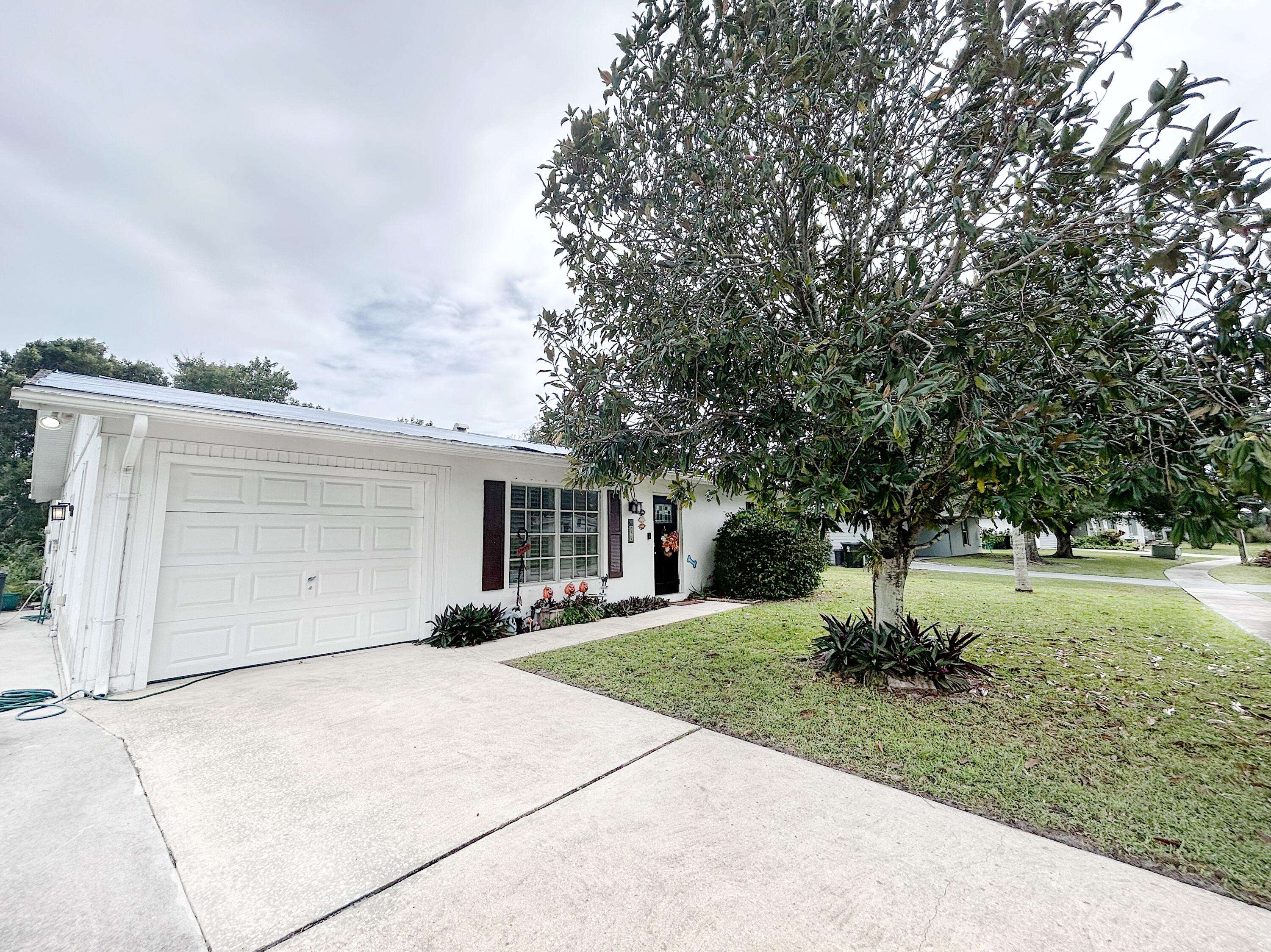 Port Saint Lucie, FL 34983,879 SW Goodrich ST