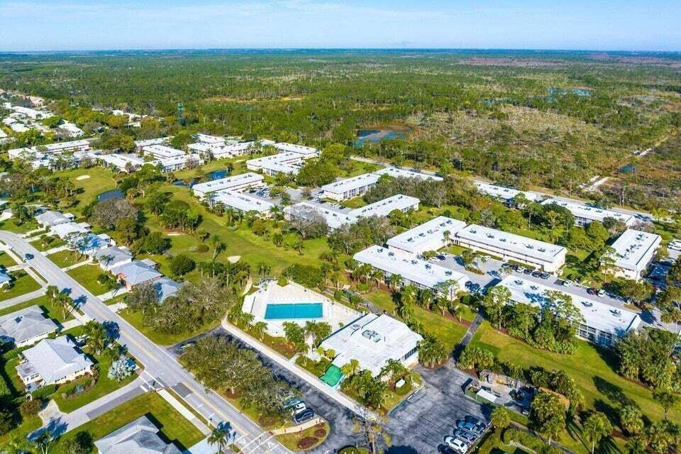 Tequesta, FL 33469,18081 SE Country Club DR Bldg 10 Unit 100