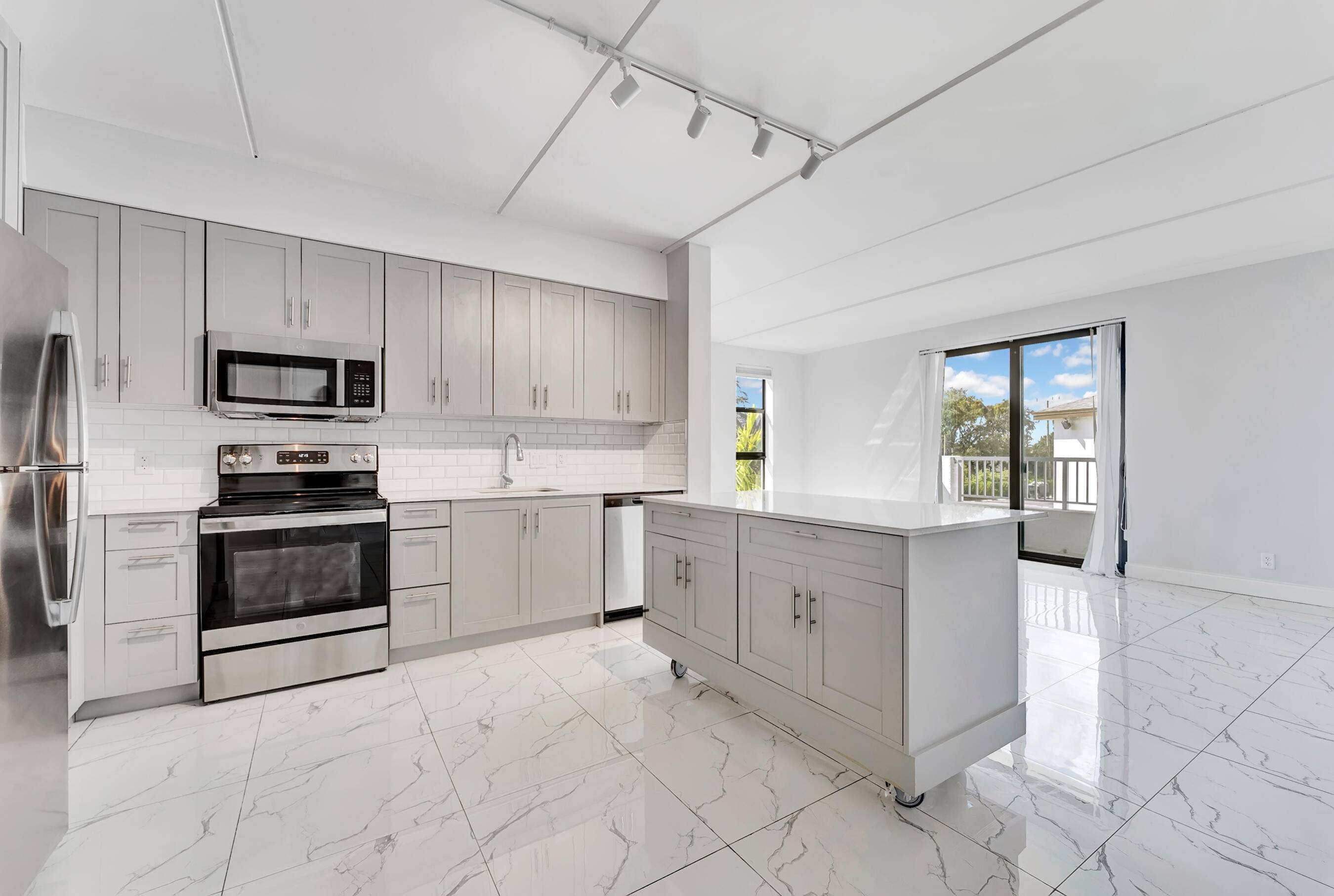 Boca Raton, FL 33487,250 W Hidden Valley BLVD 3