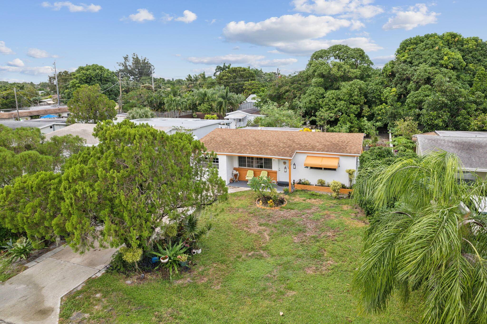 Lantana, FL 33462,615 W Perry ST