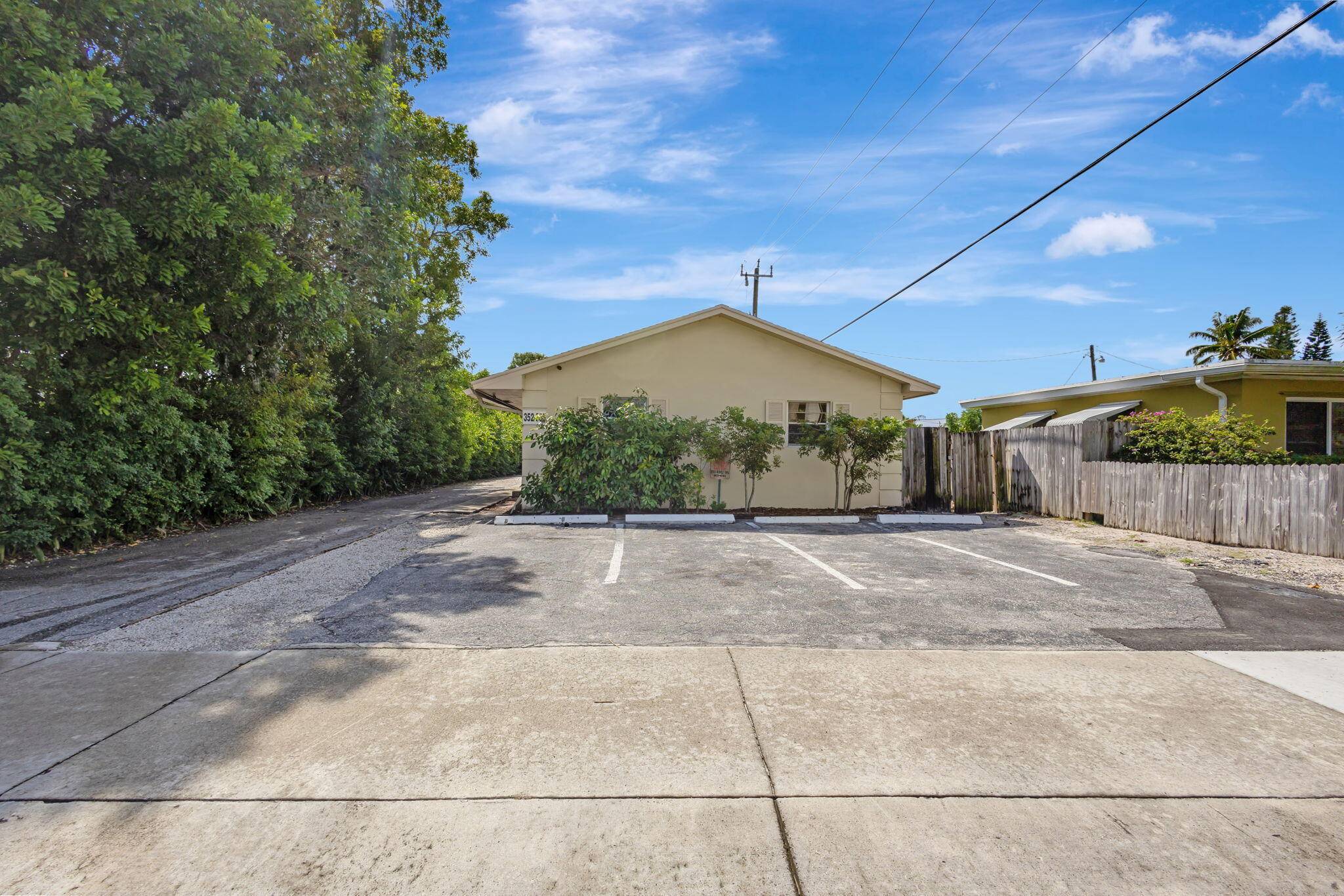 Lantana, FL 33462,352 W Pine ST