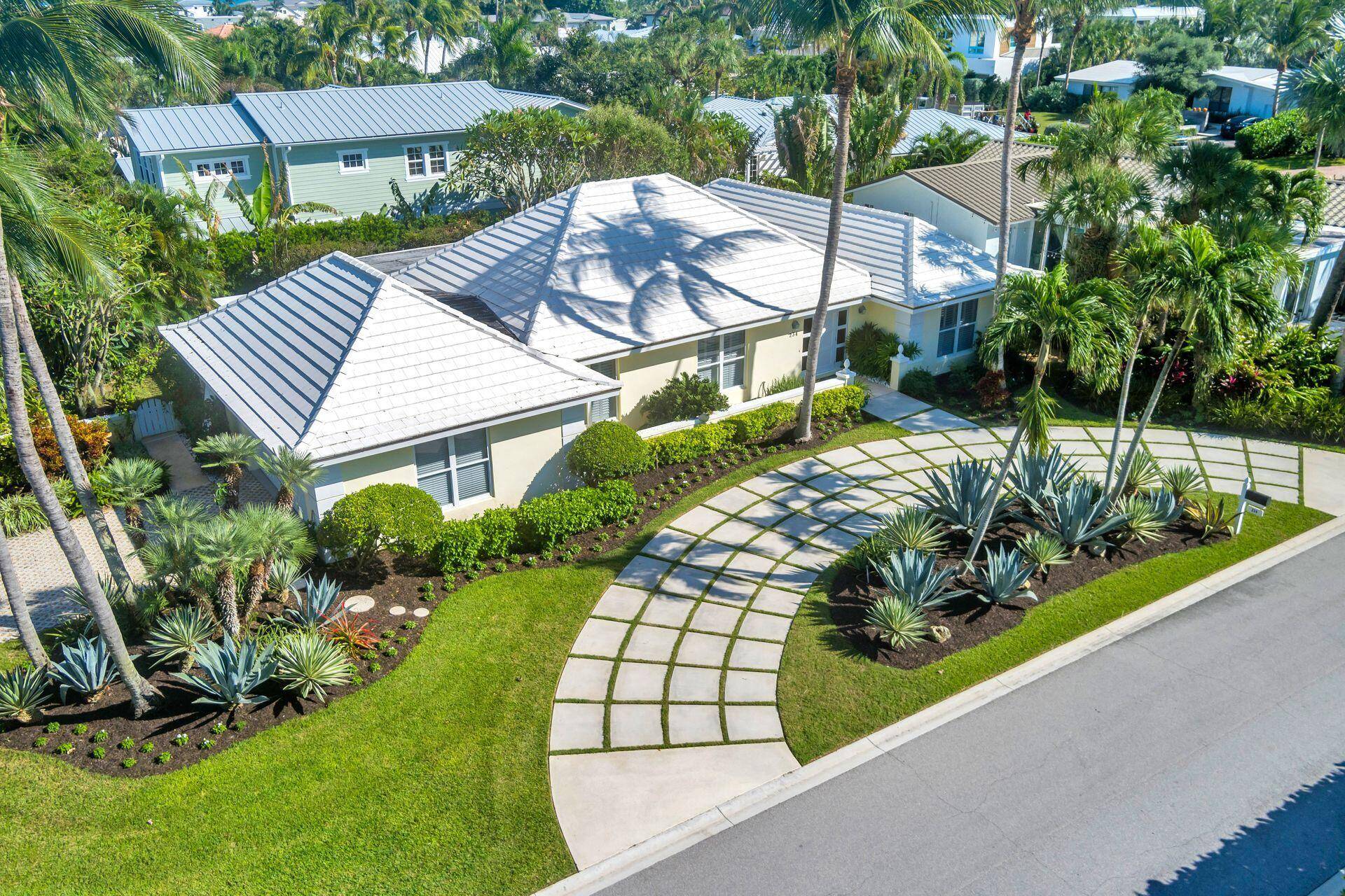 Jupiter Inlet Colony, FL 33469,234 Shelter LN