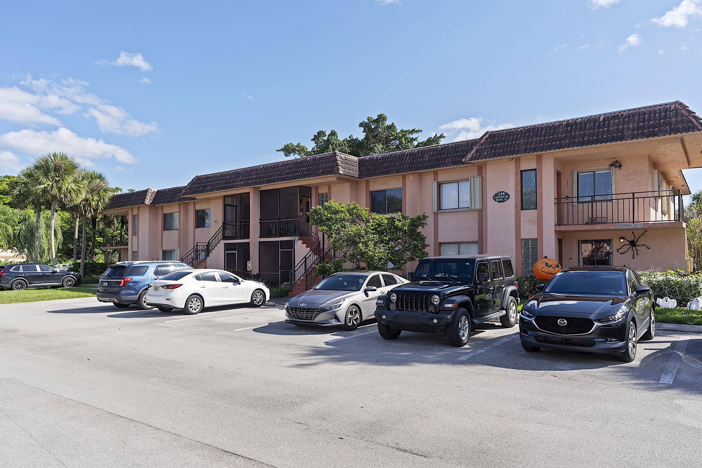 Weston, FL 33326,239 Lakeview DR 202