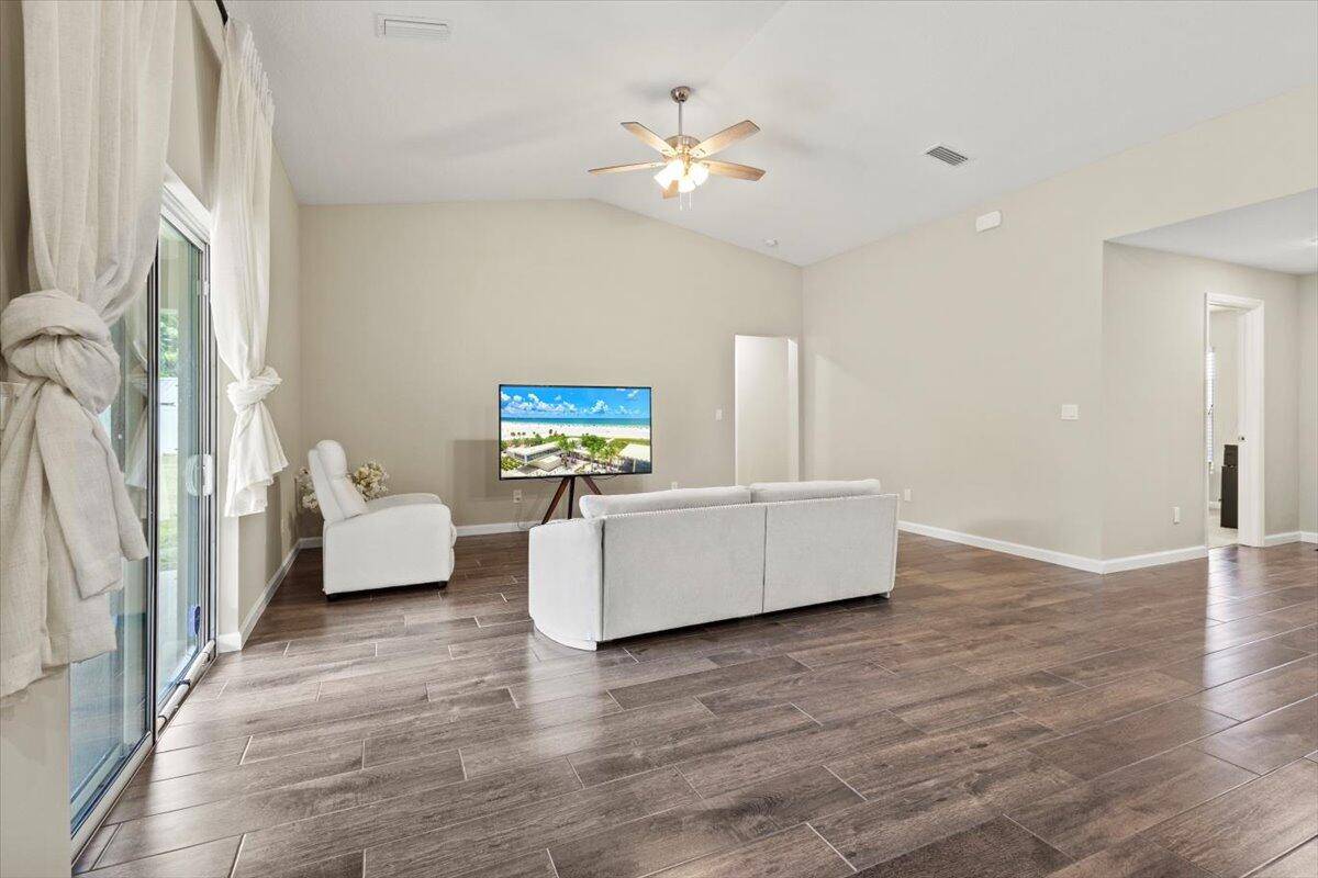 Port Saint Lucie, FL 34953,541 SW Nadell CT