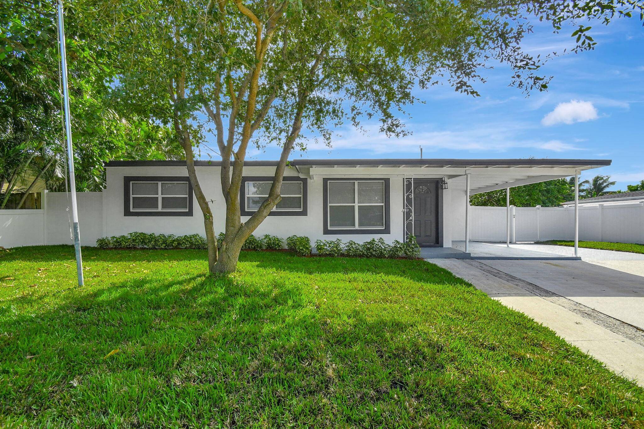 Lantana, FL 33462,1008 W Perry ST