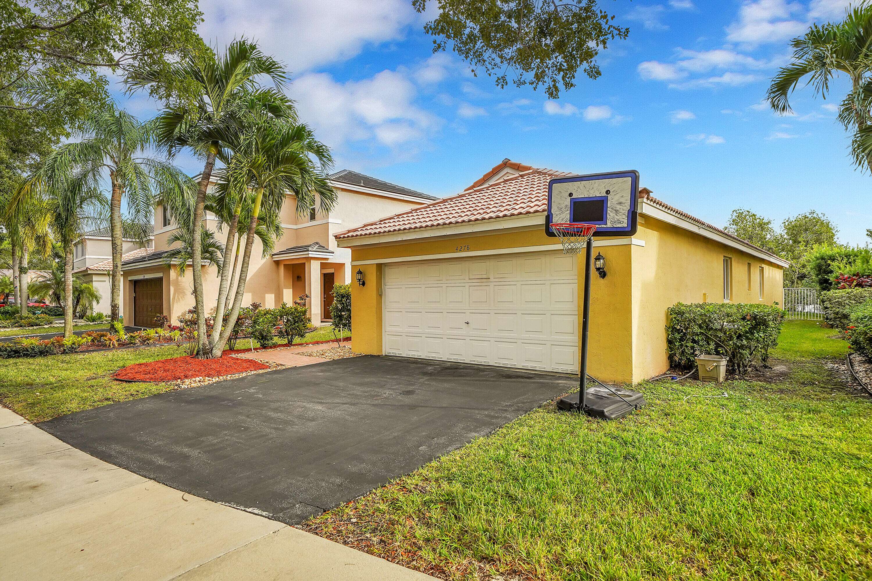 Weston, FL 33331,4278 Magnolia Ridge DR