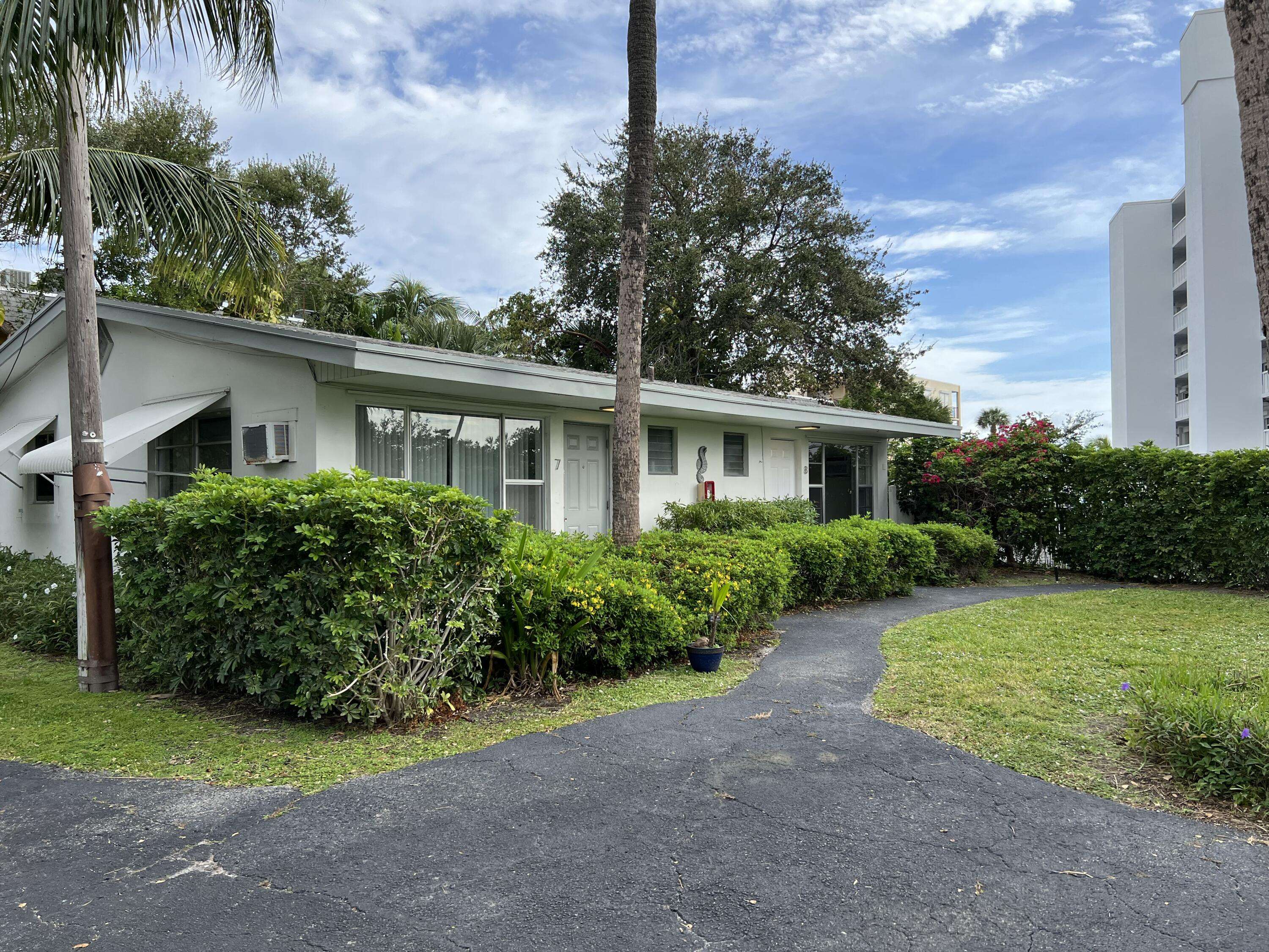 Lantana, FL 33462,221 E Lantana RD 8