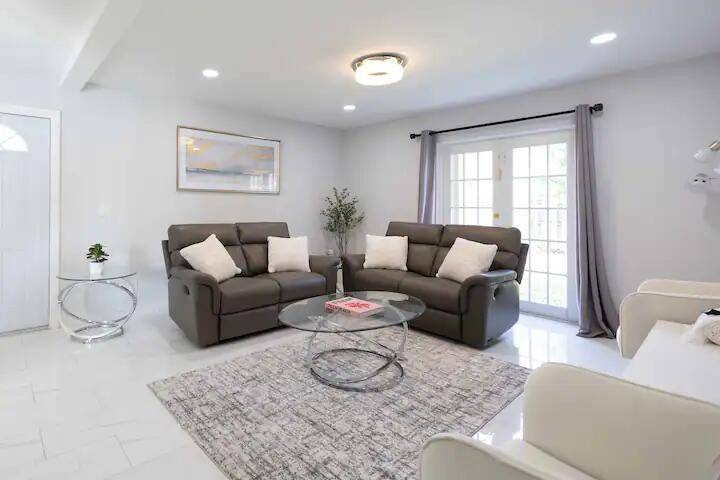 West Palm Beach, FL 33415,1876 W Chatham RD