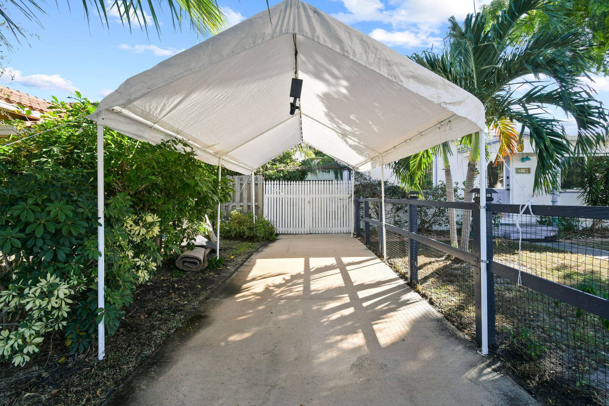Lake Worth Beach, FL 33460,726 N E ST