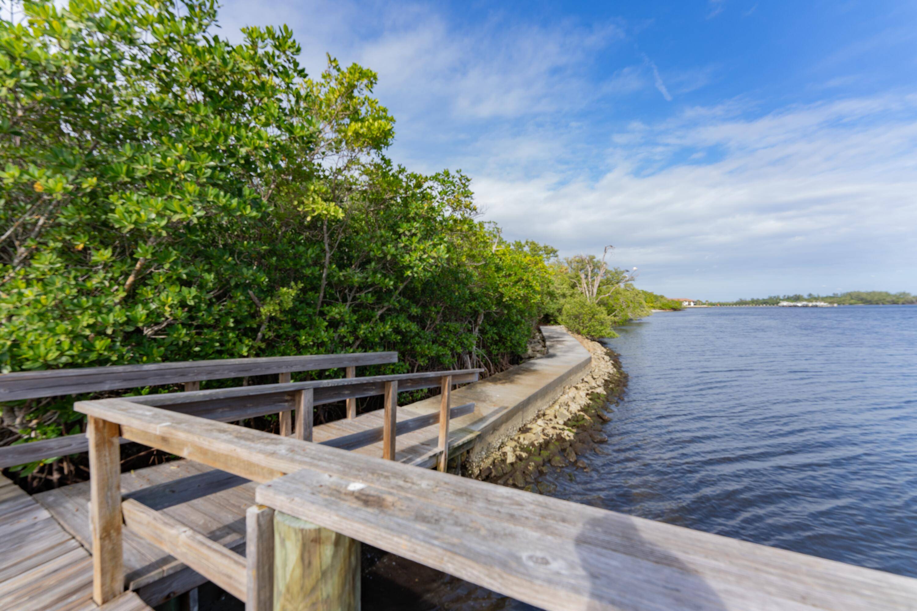 Stuart, FL 34997,5936 SE Riverboat DR 515