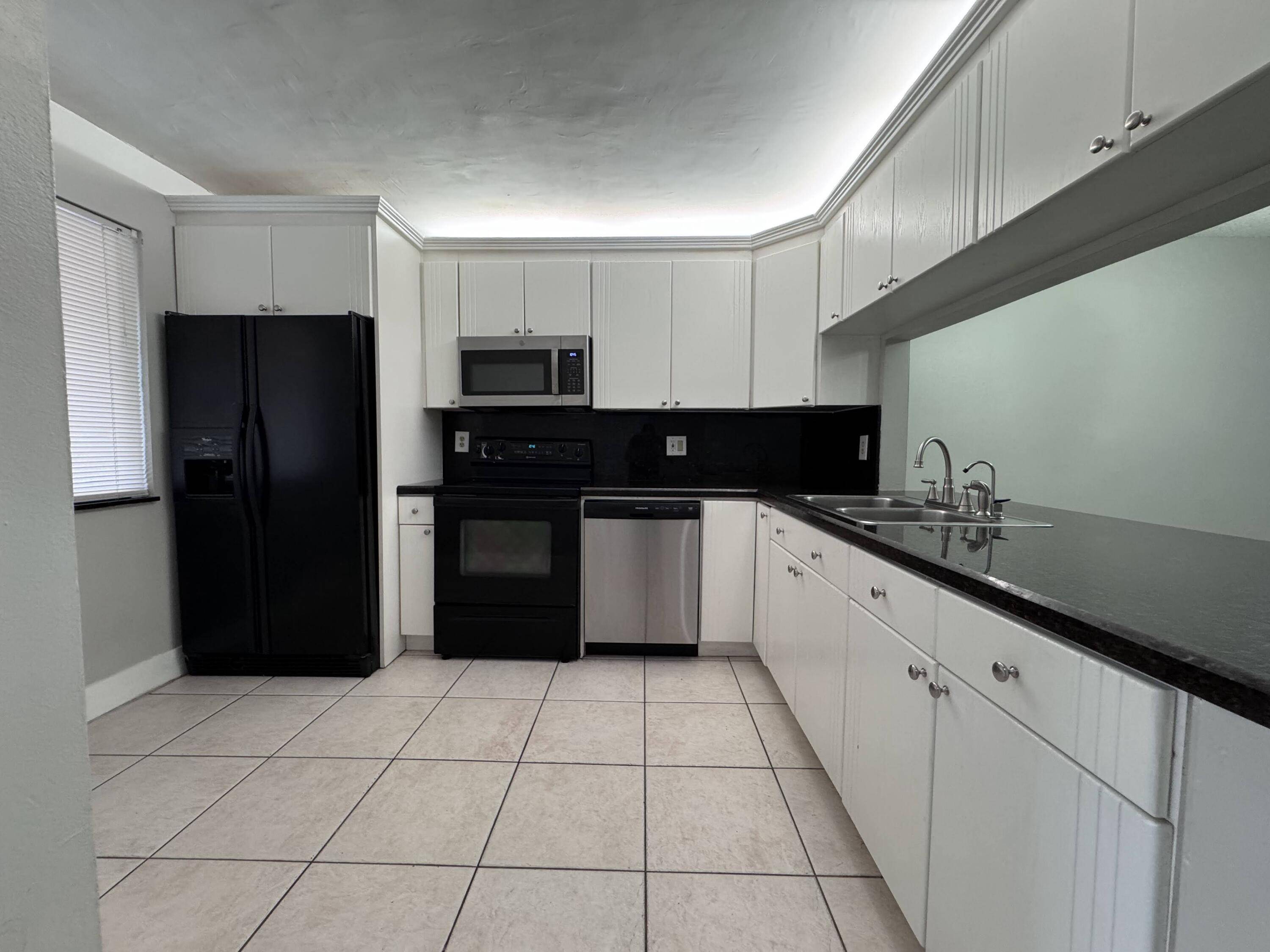 Weston, FL 33326,193 Lakeview DR 205
