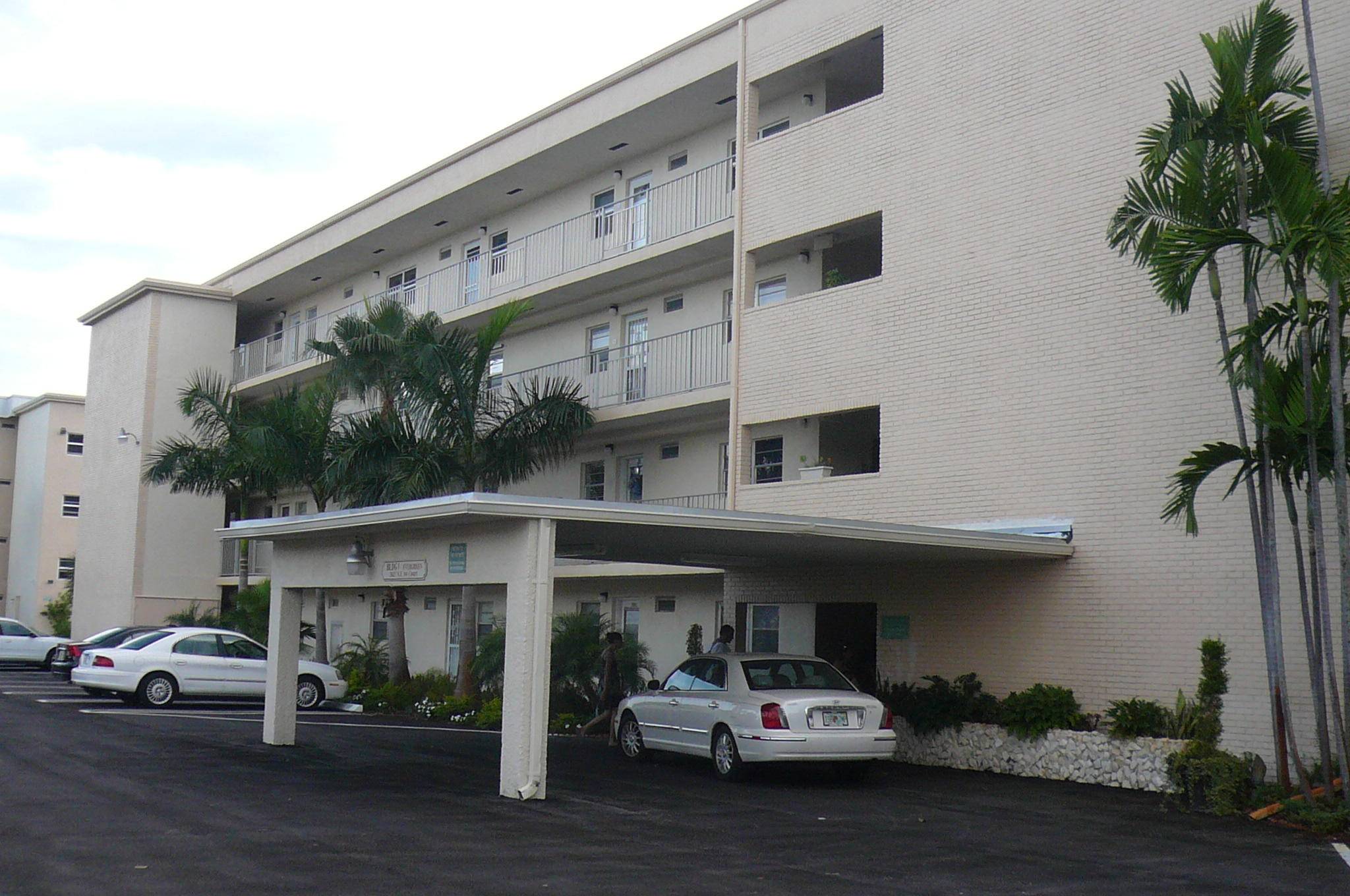 Boynton Beach, FL 33435,2400 NE 1st LN 206