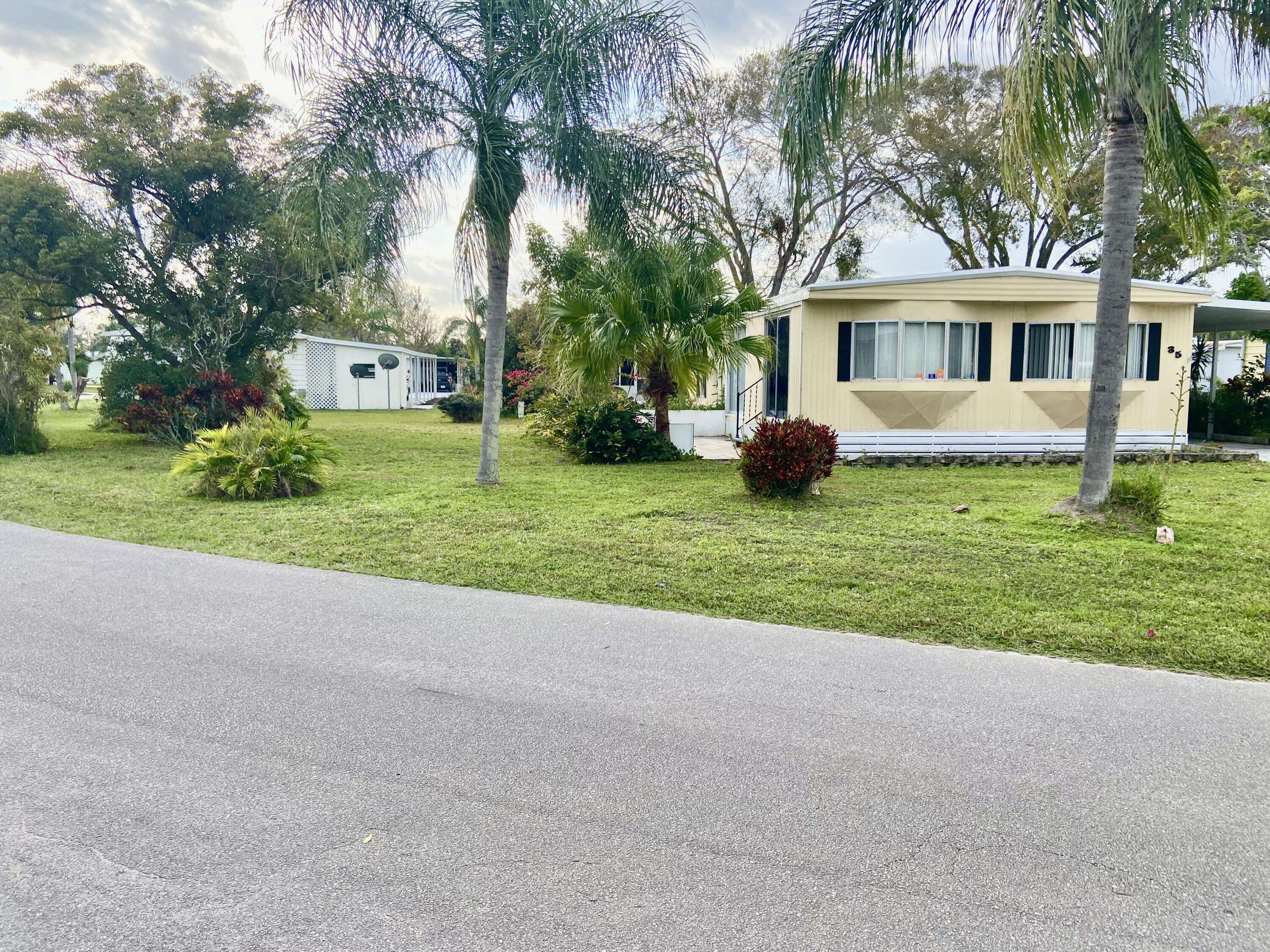 Port Saint Lucie, FL 34952,35 Los Lagos