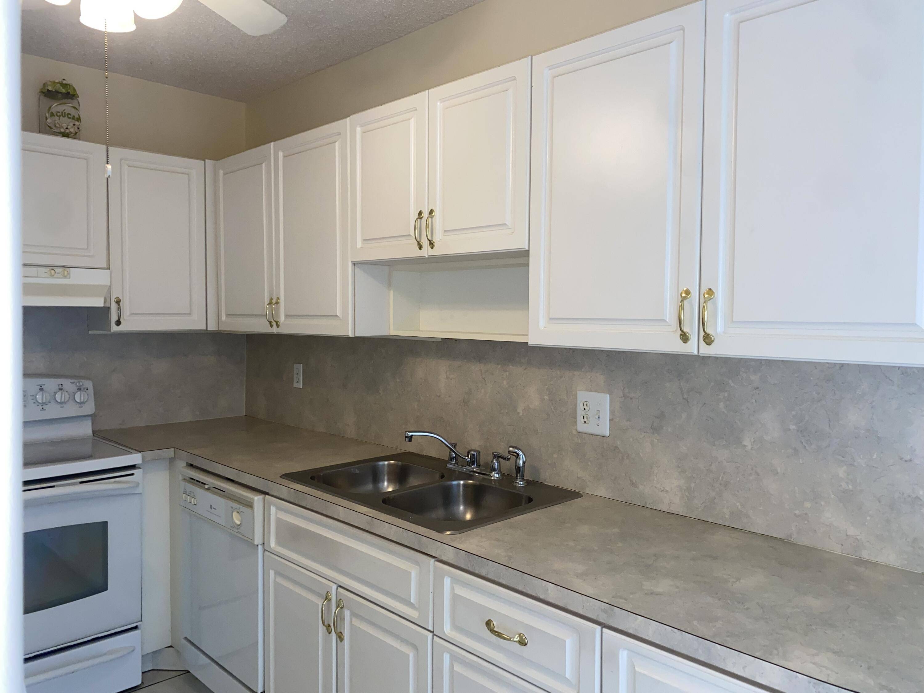 Boca Raton, FL 33433,8665 Chevy Chase DR 113