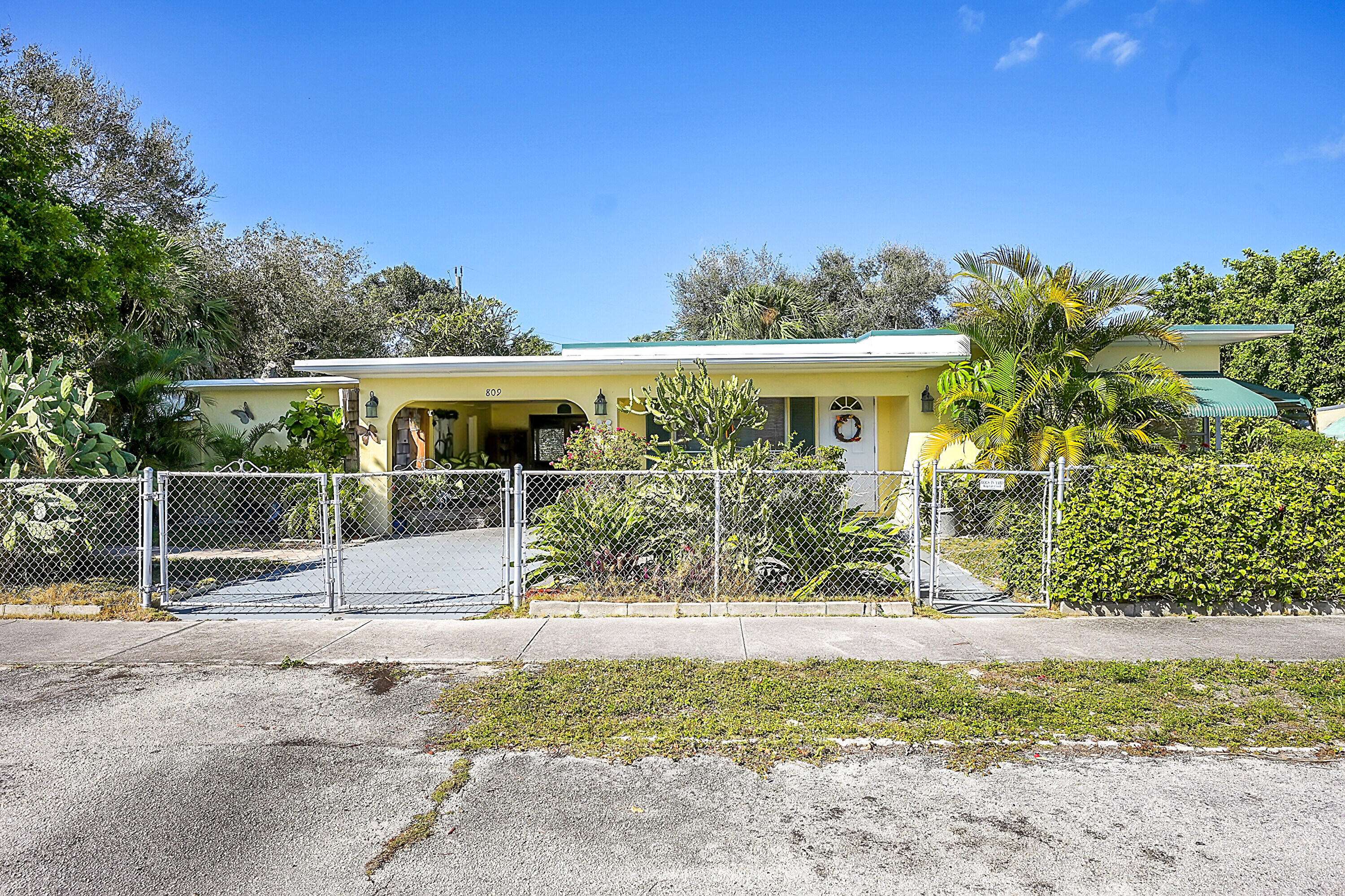 Lantana, FL 33462,809 W Atlanta AVE