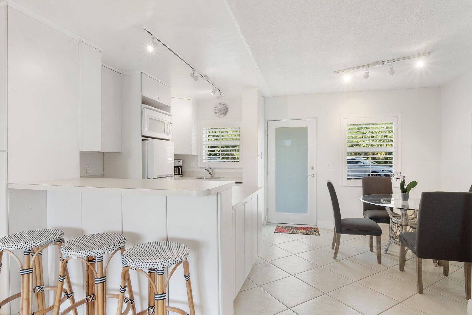 Palm Beach, FL 33480,139 Sunrise AVE 1020