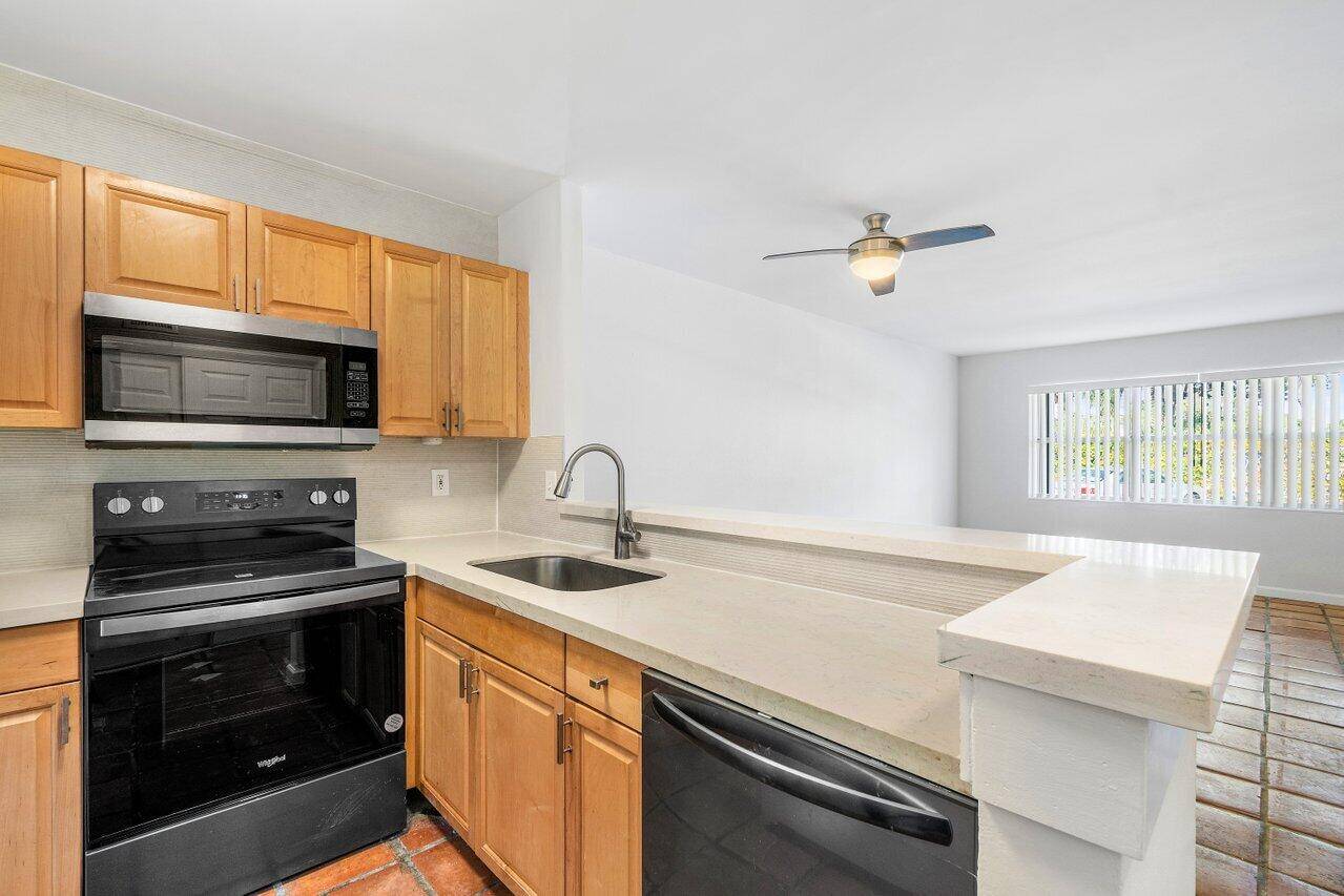 Deerfield Beach, FL 33441,420 SE 2nd AVE B2