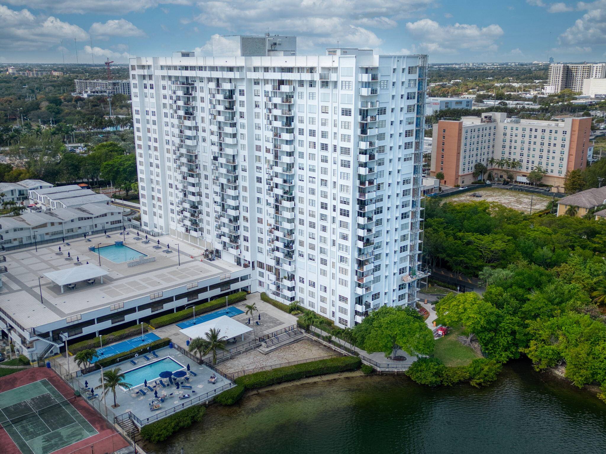 Aventura, FL 33160,2780 NE 183rd ST 209
