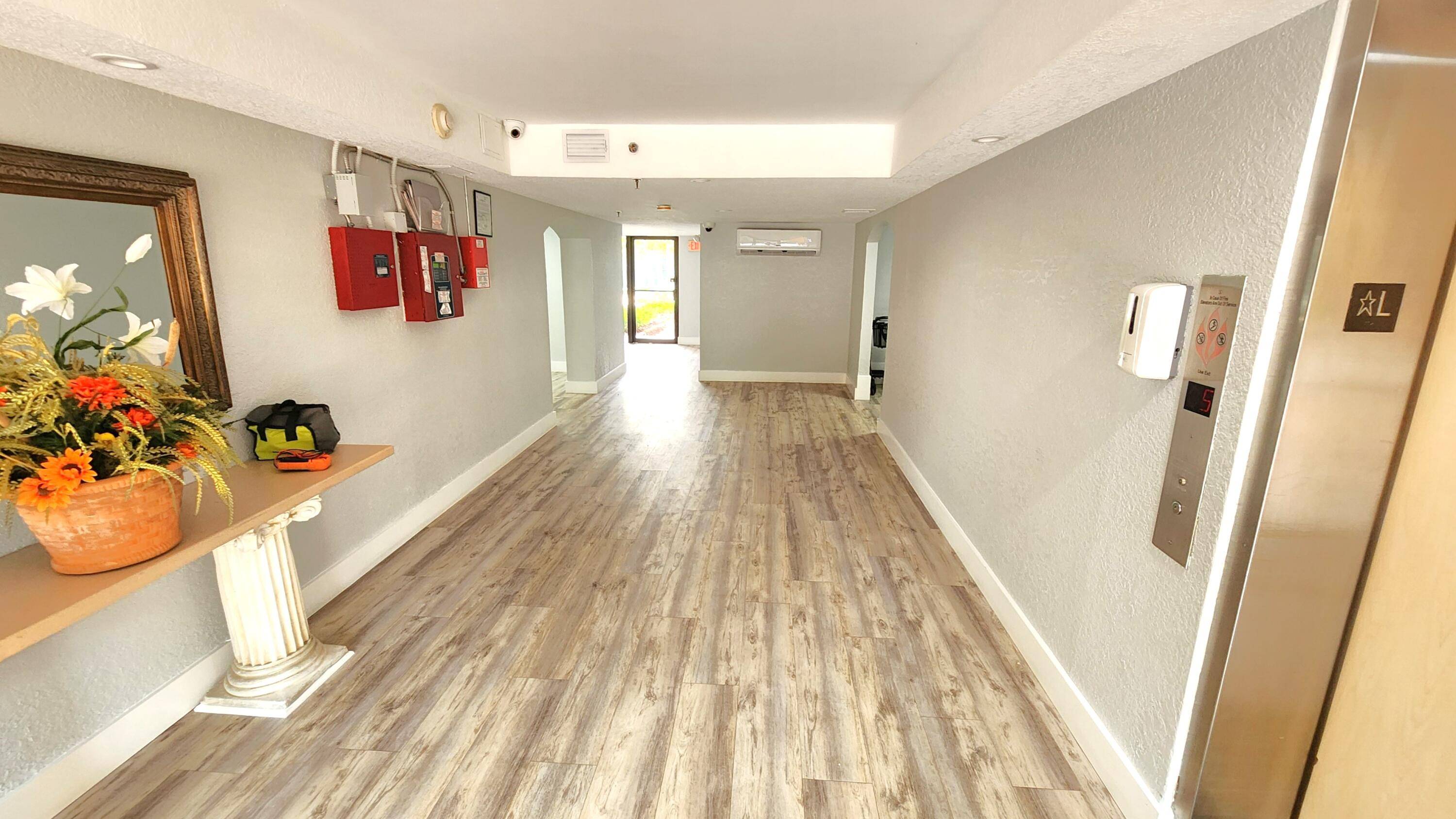 Delray Beach, FL 33444,450 Egret CIR 9404