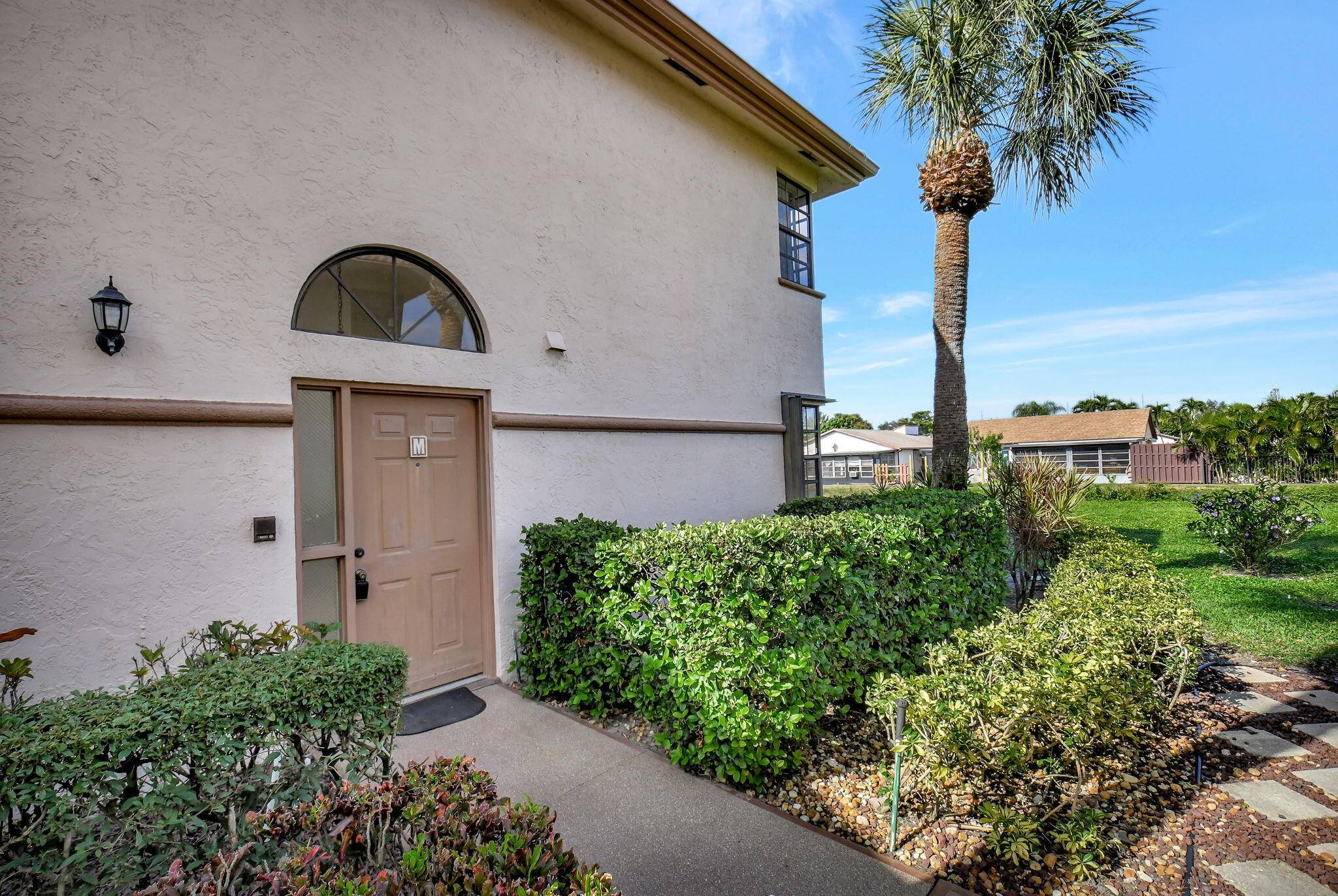 Boynton Beach, FL 33437,5195 Europa DR M