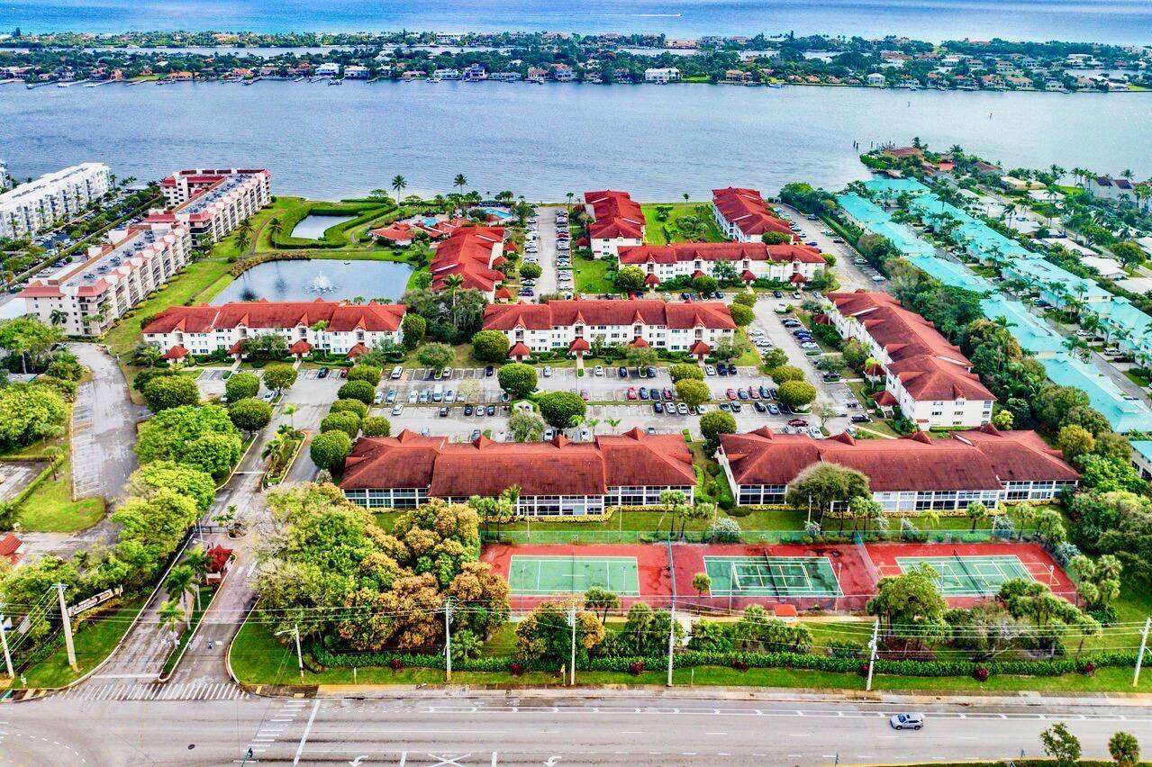Hypoluxo, FL 33462,109 Half Moon CIR G3