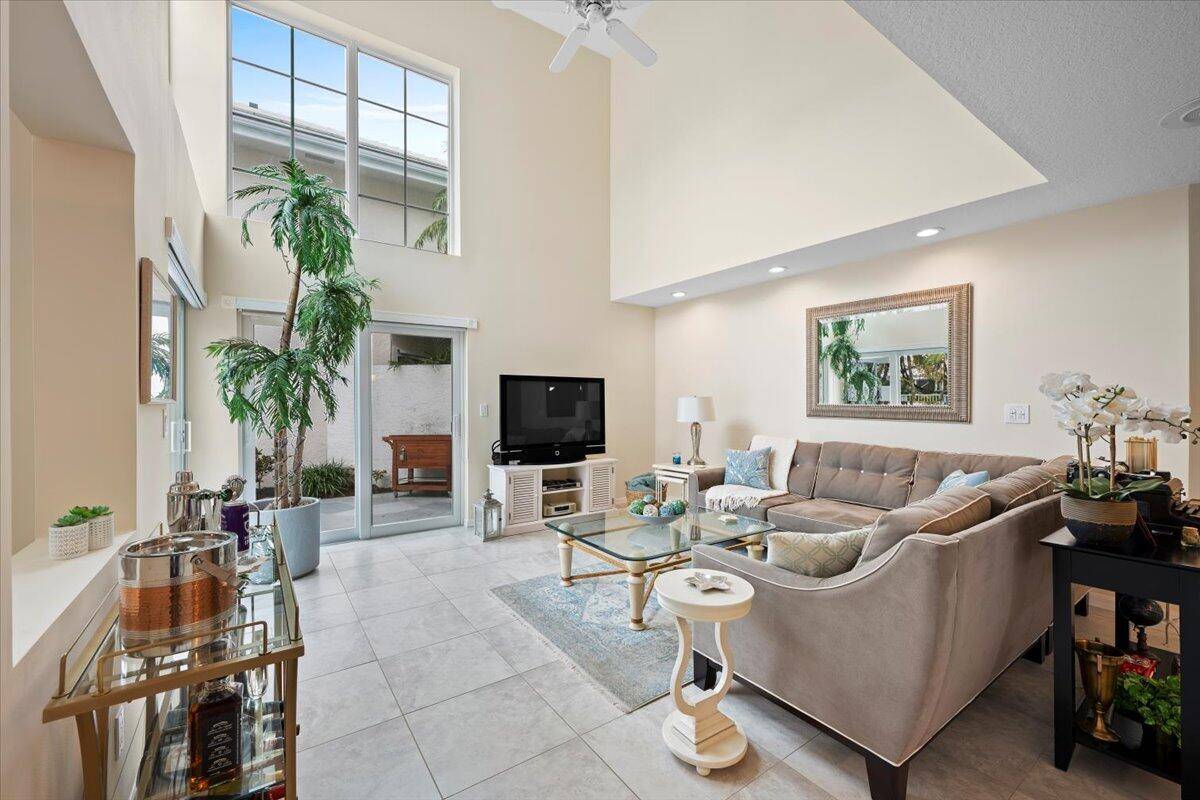 Palm Beach Gardens, FL 33418,223 W W Canterbury DR